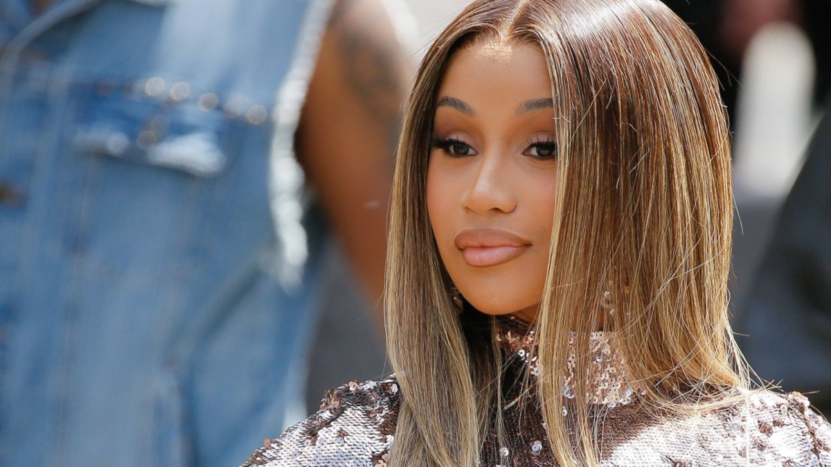 Cardi B no será acusada por el incidente del micrófono lanzado desde el escenario, dice la Policía