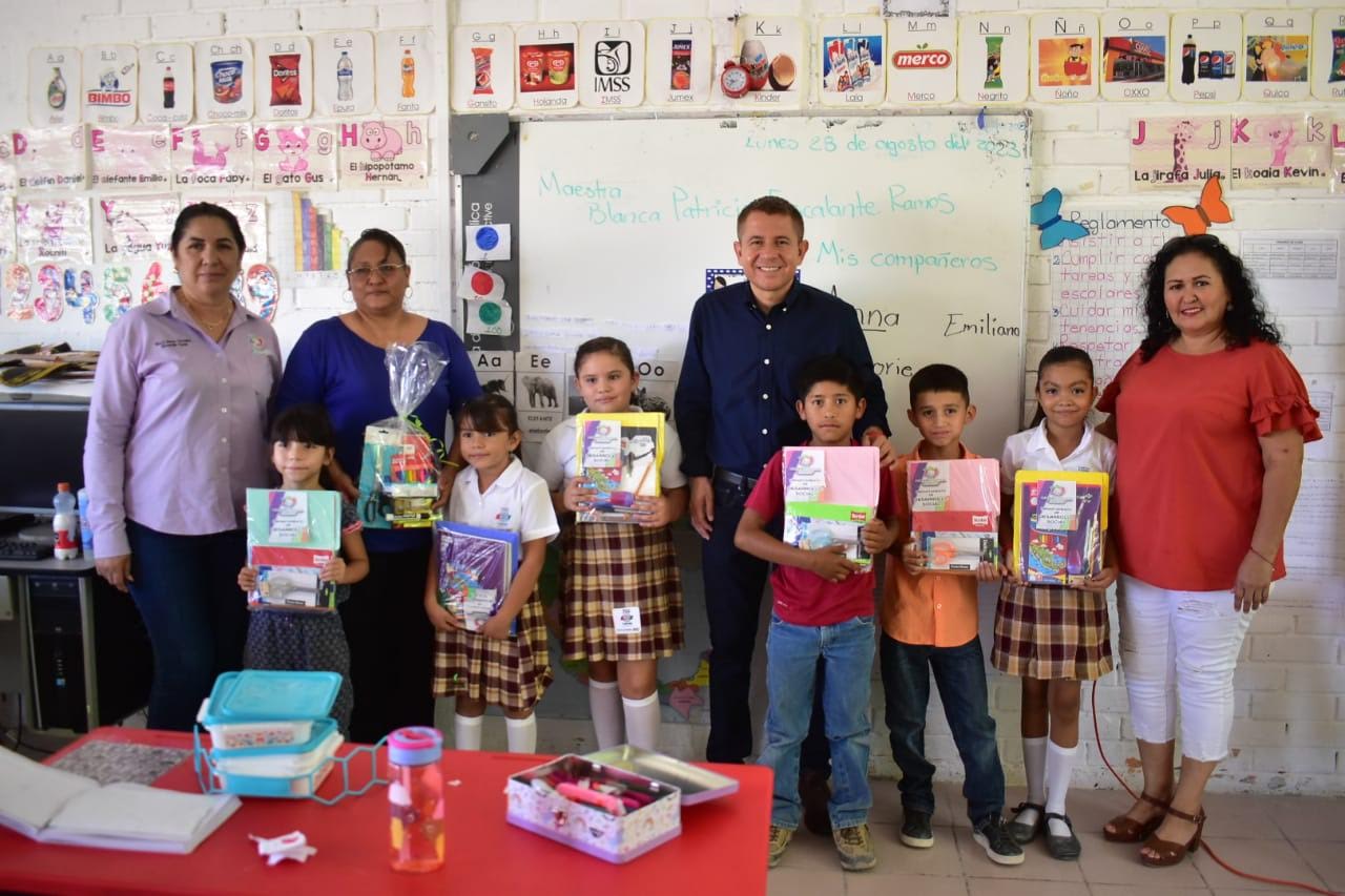 Entrega Hugo útiles en ejidos