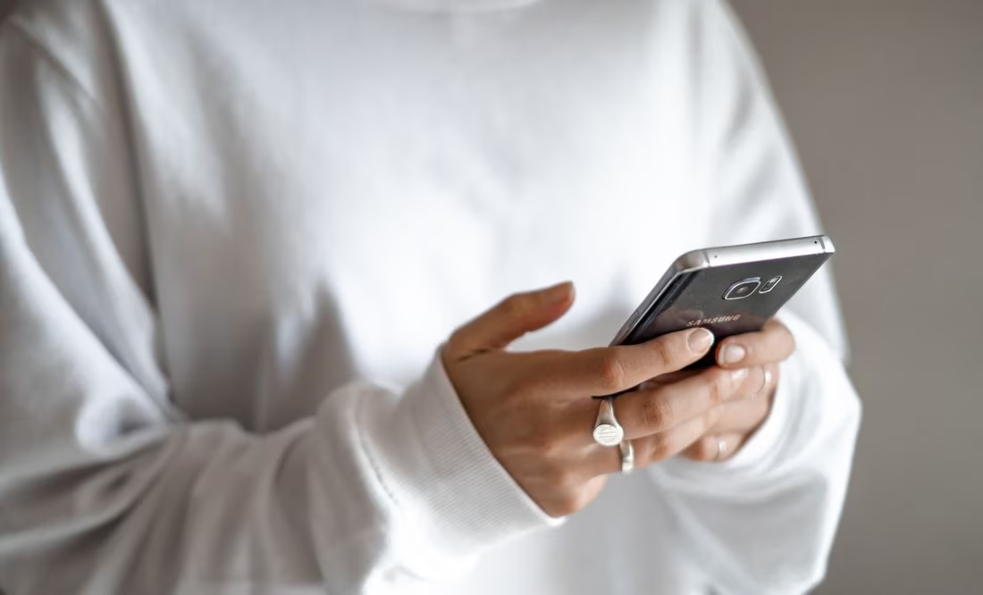 Qué pasa si usas tu celular con todas las luces apagadas