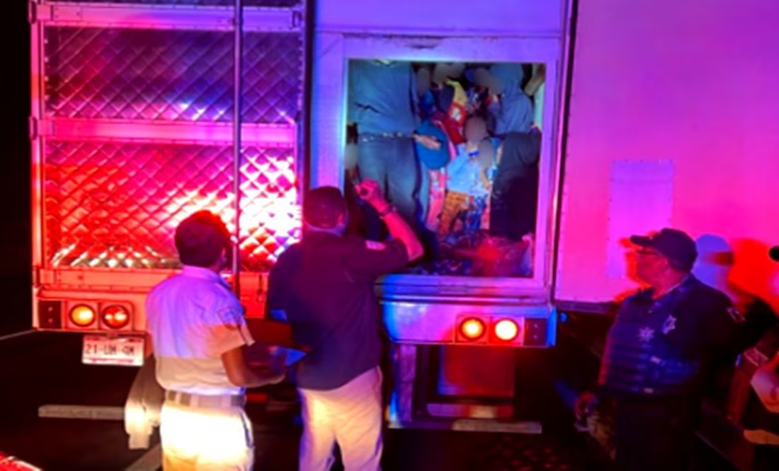 Rescatan a 230 migrantes hacinados en un contenedor de tráiler en Puebla; 18 menores viajaban solos