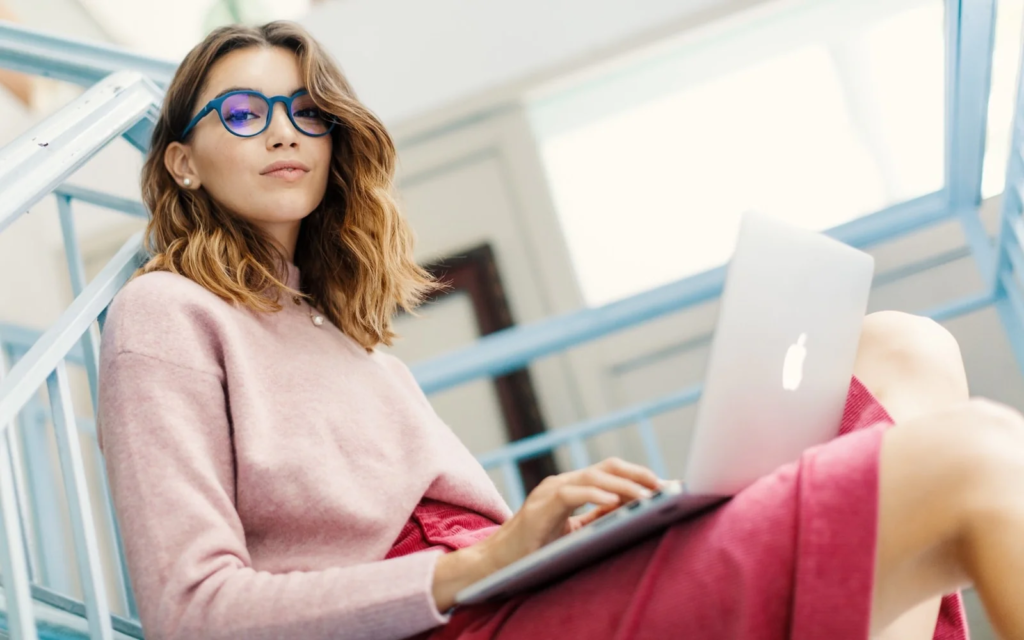 Los lentes con filtro para la luz azul no ayudan a proteger los ojos, según  un estudio