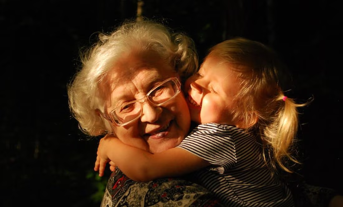 Las mejores 10 frases para felicitar a los abuelos en su día