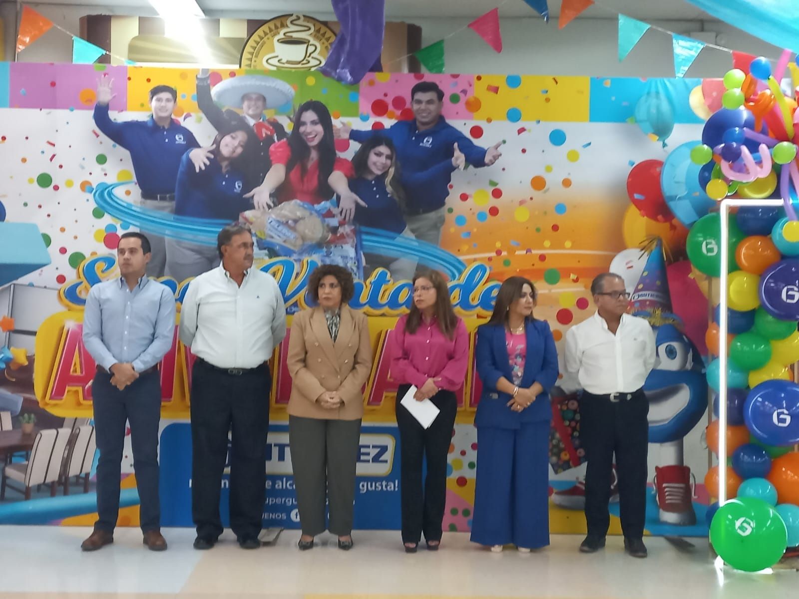 FESTEJARON AL SON DEL MARIACHI CON PASTEL Y GRAN RIFA DE REGALOS