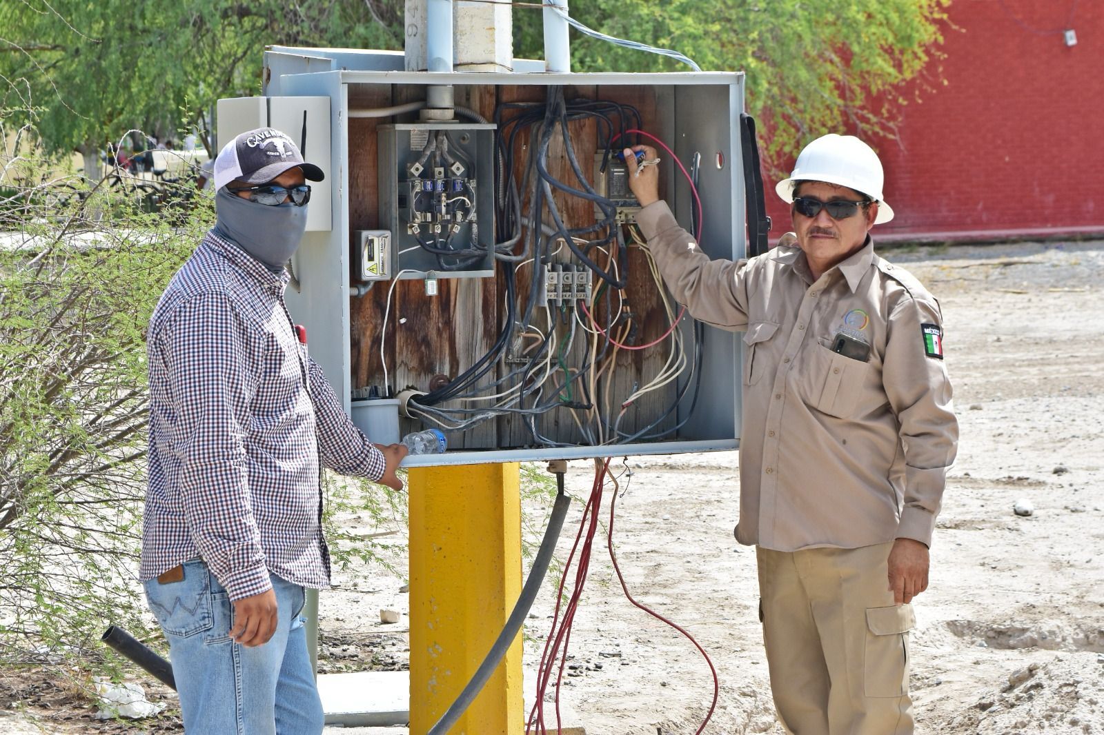 Entrega alcalde material eléctrico a Secundaria 8