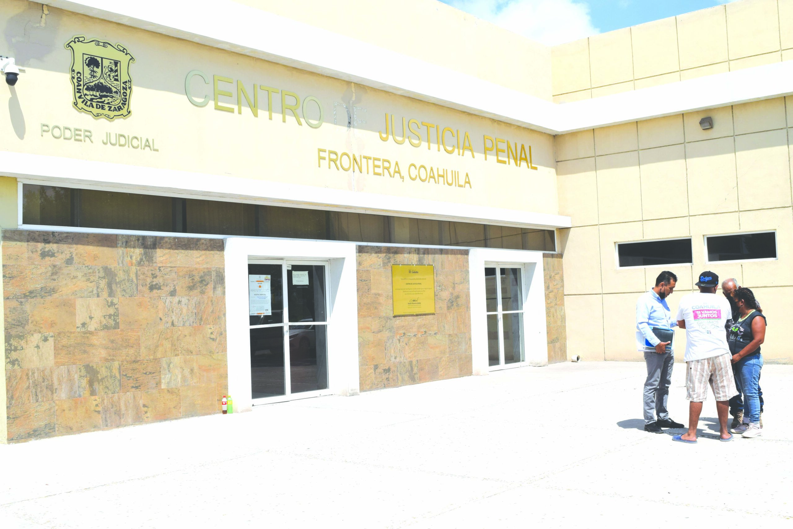 Multan con 5 mil a litigante faltista