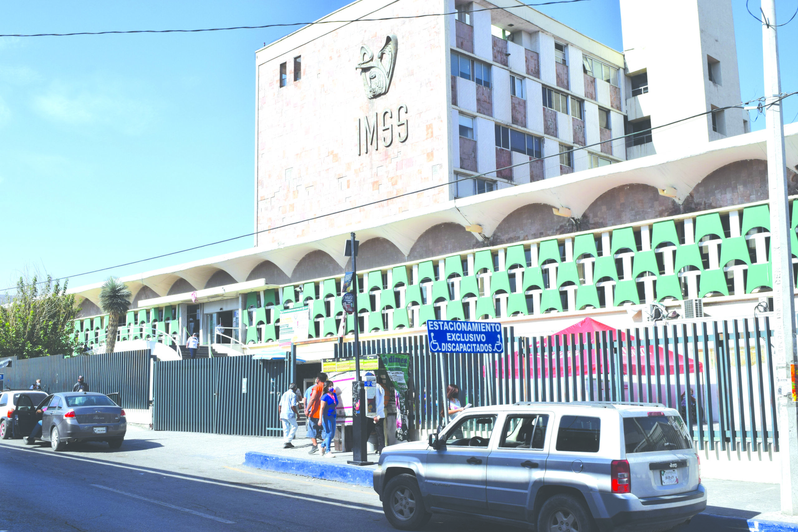 Demandan al IMSS por negarles atención
