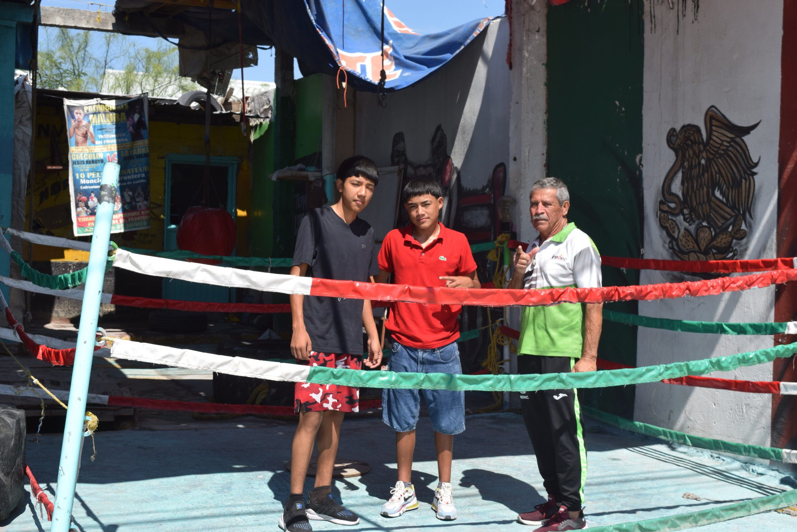 Transformó su taller en gimnasio de box