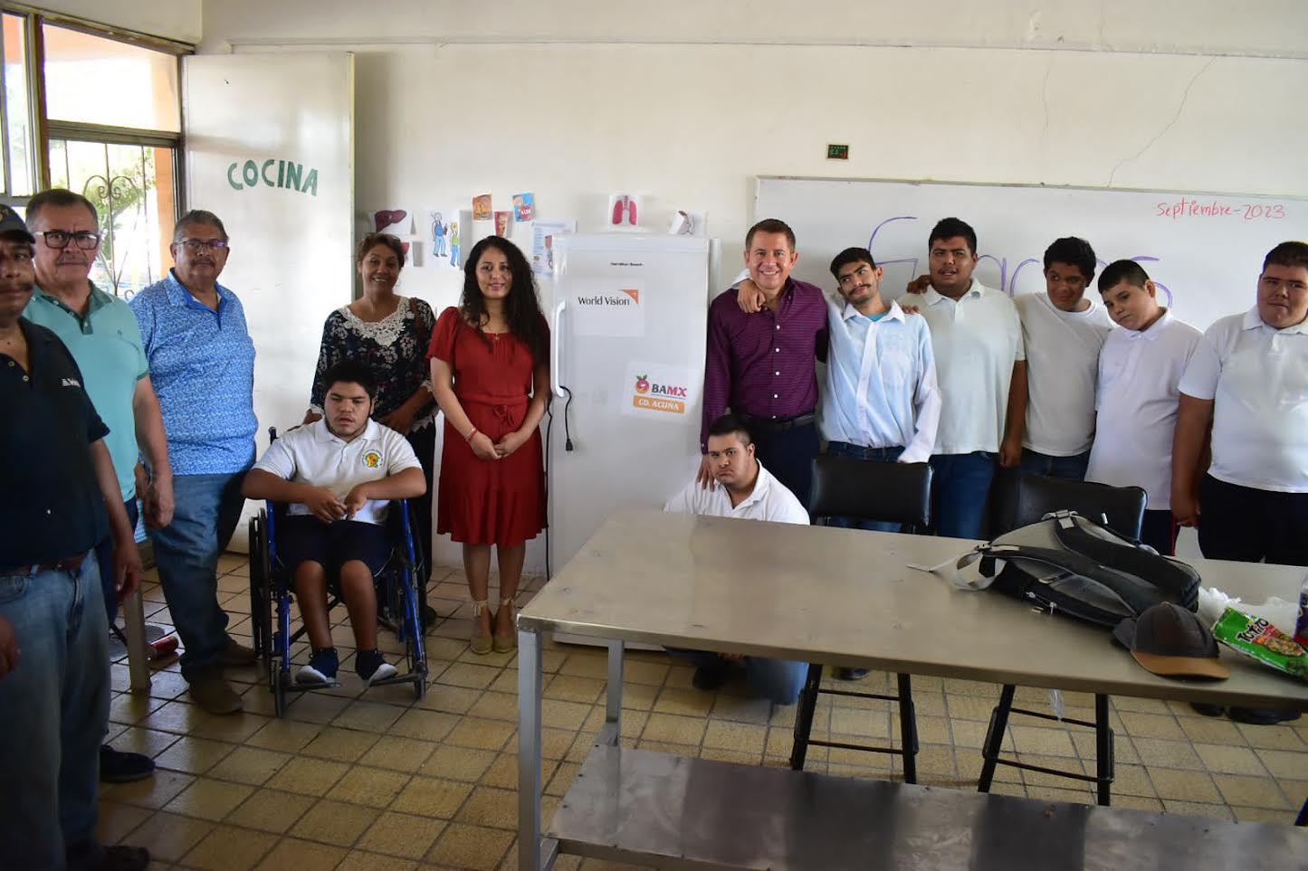 Entrega Hugo Lozano refrigerador al CAM SB
