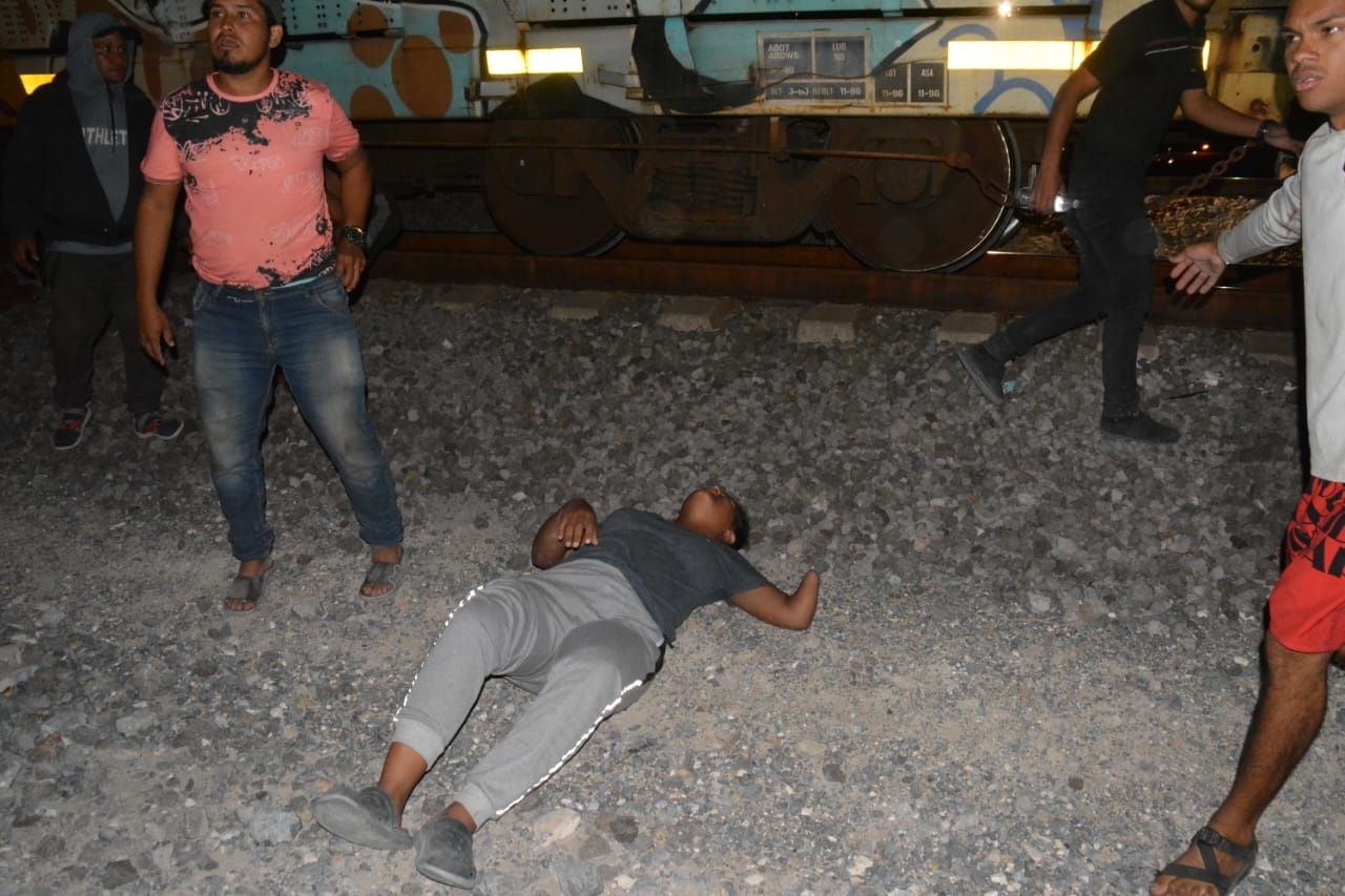 … SE ENFRENTAN A GN; LOS DEPORTAN