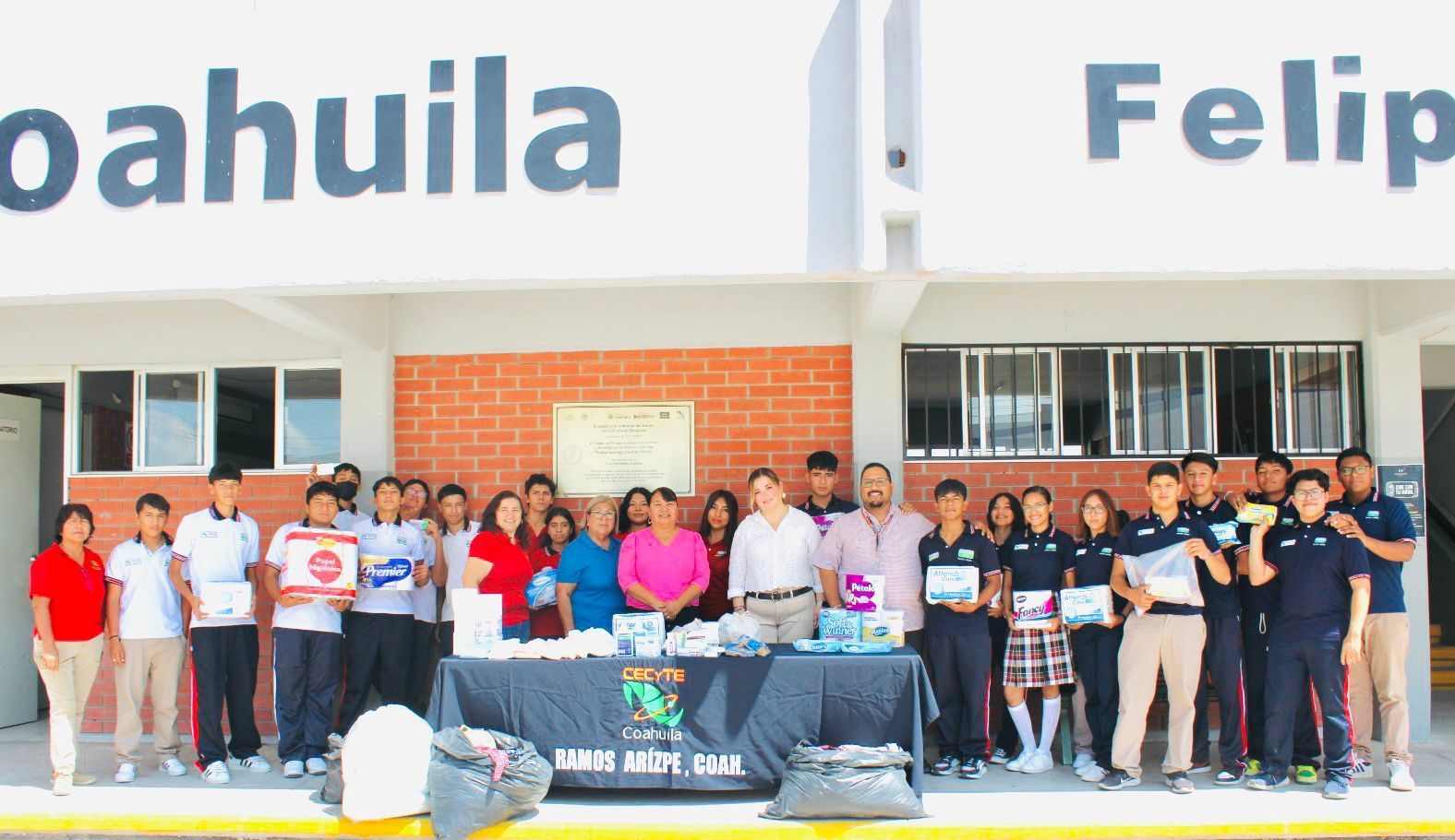 Recibe DIF donativo de alumnos del CECYTEC