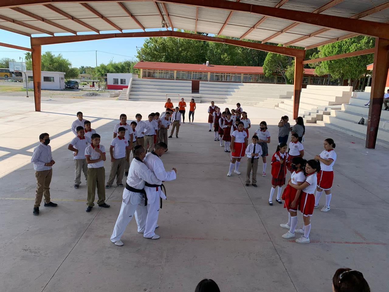 Enseñan defensa a alumnas de secundaria