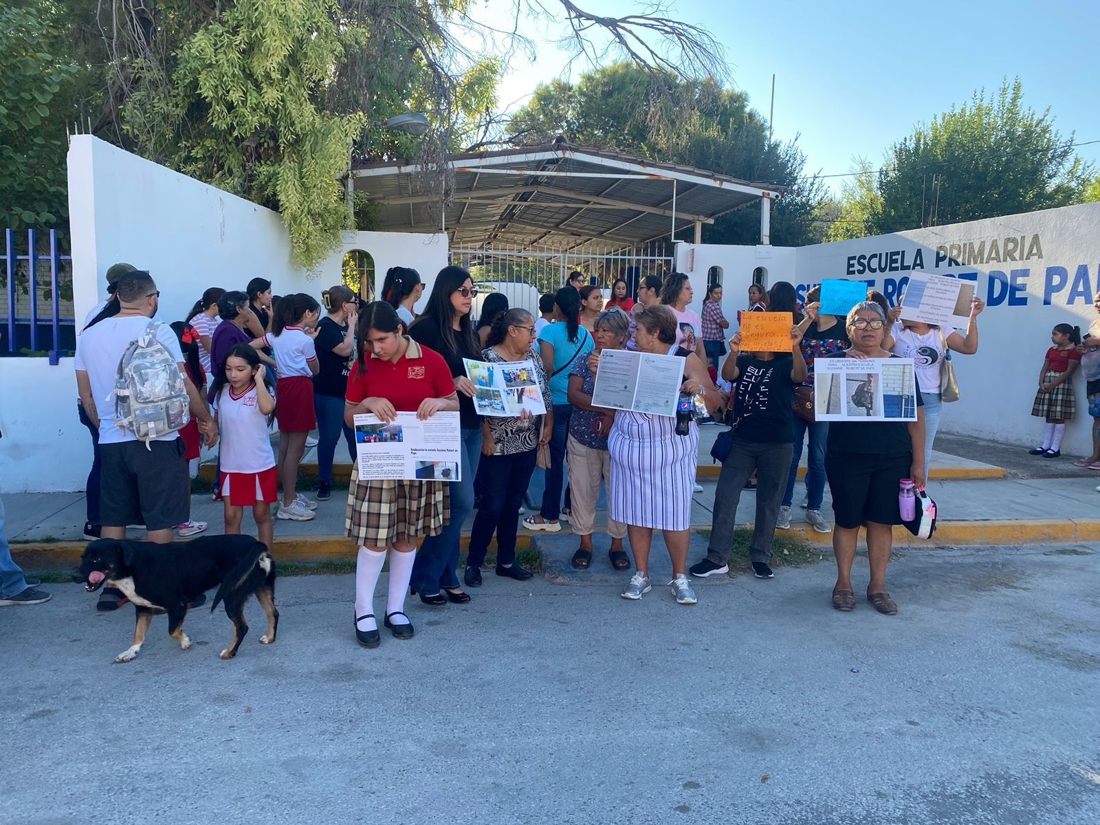 Toman padres escuela por riesgo de derrumbe