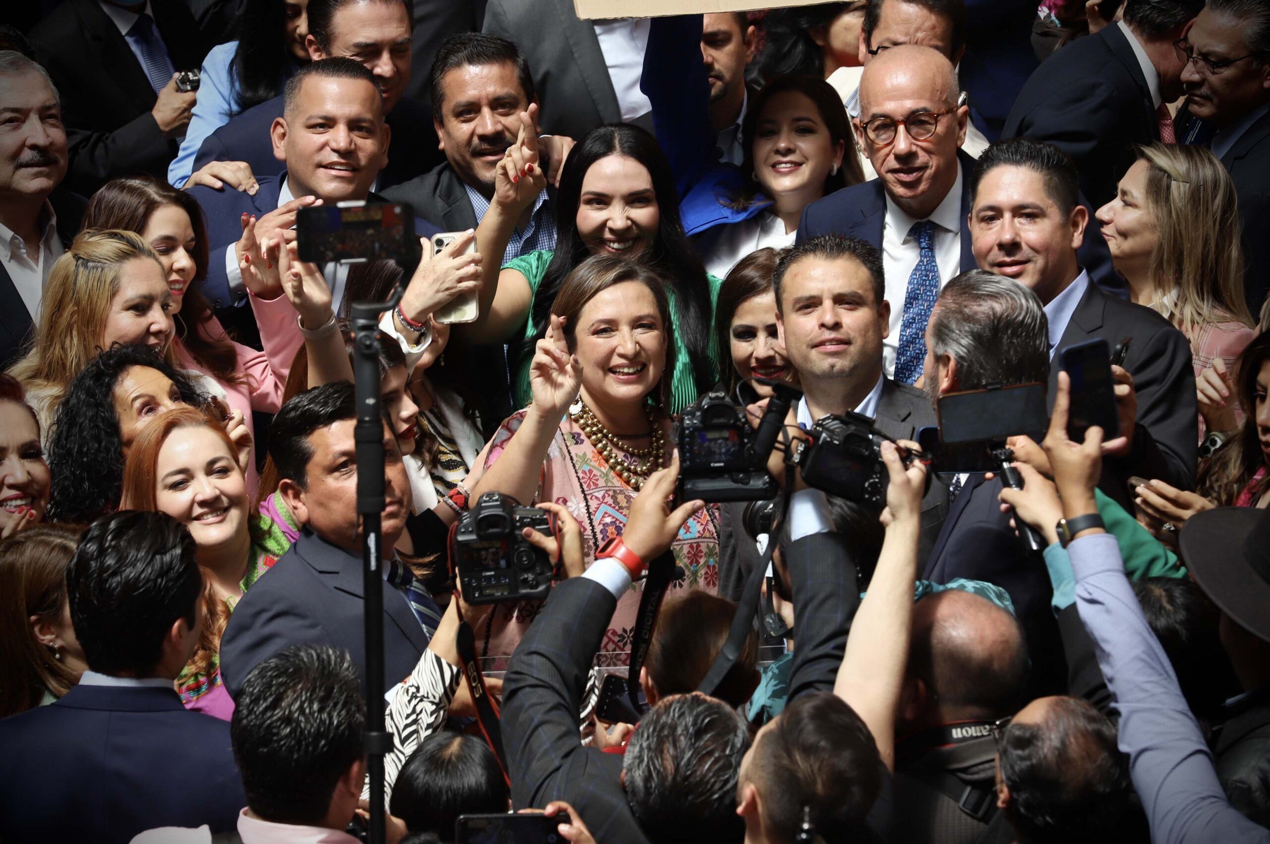 Acepta Xóchitl error; revisa UNAM su tesis