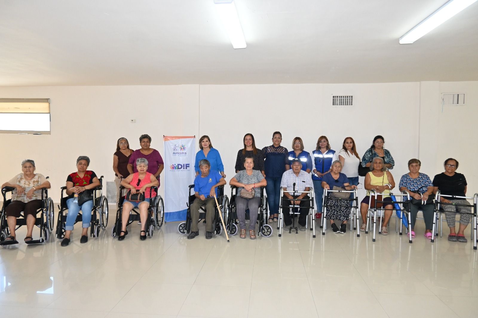 Entrega DIF Monclova cinco sillas de ruedas