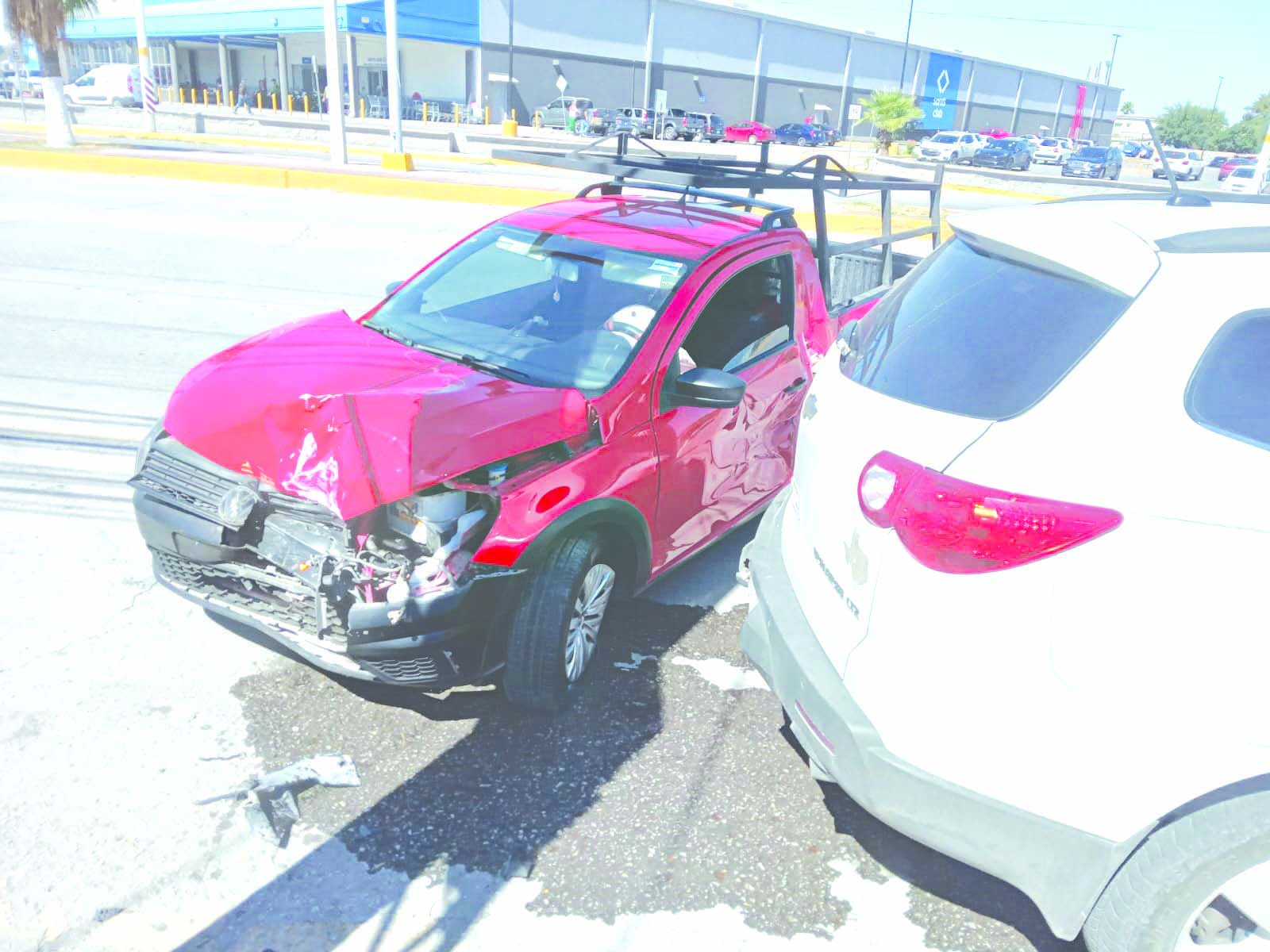 Impacta dos autos y huye de escena
