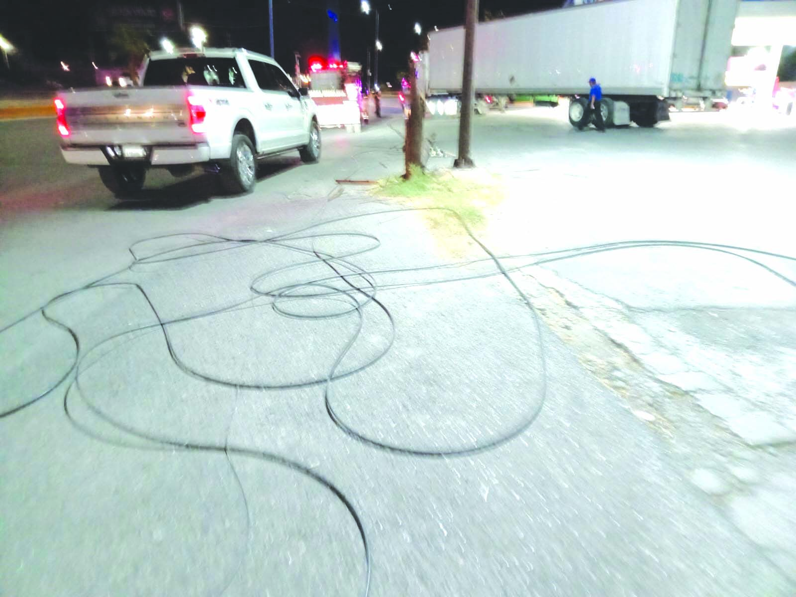 Imprudente conductor se lleva cables de luz