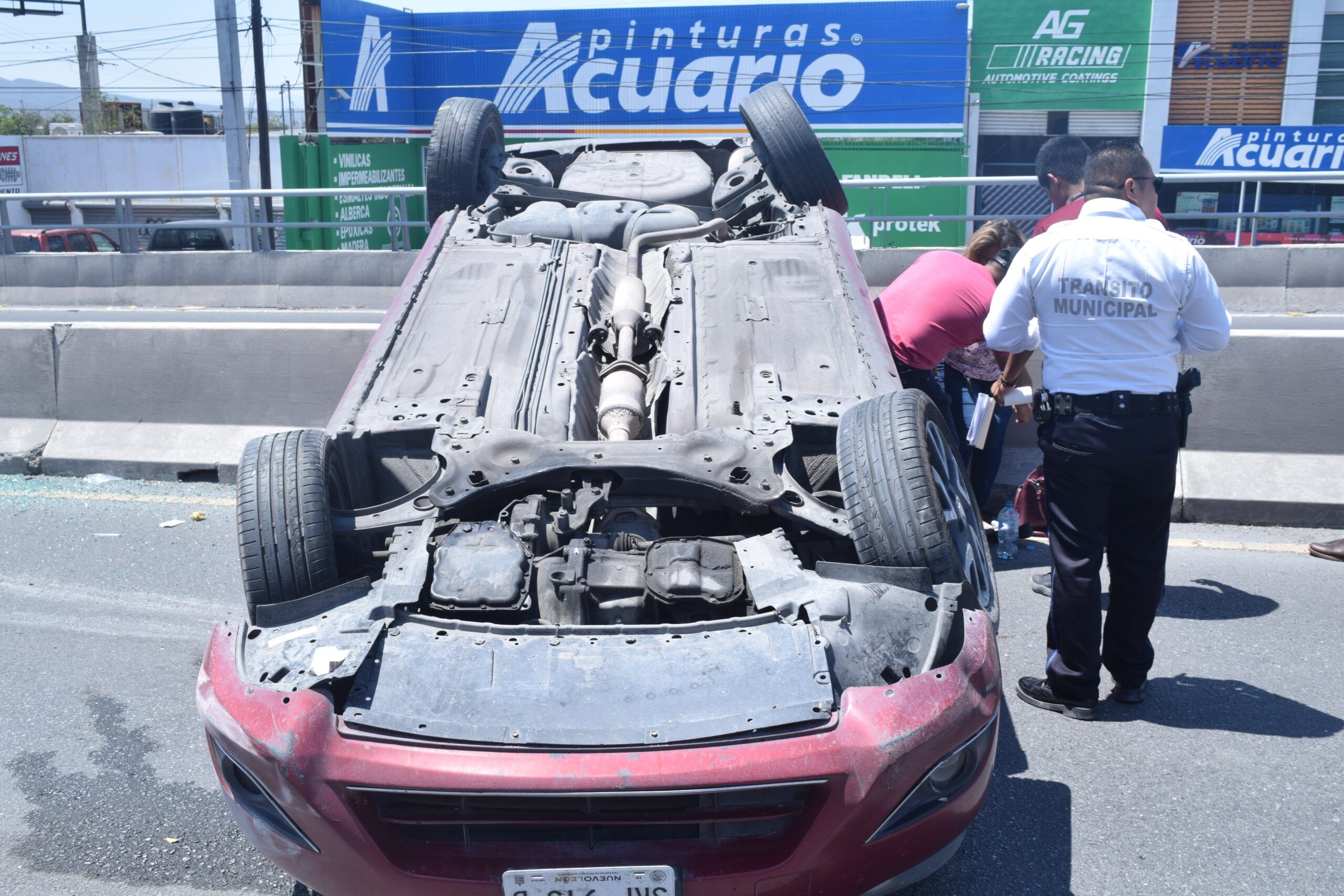 Indecisa mujer sufre aparatosa volcadura