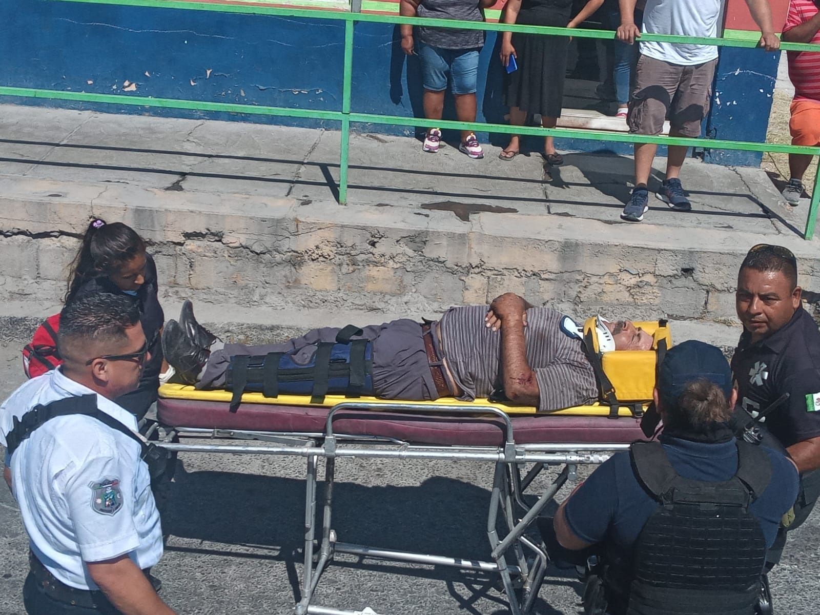 Embiste camioneta y lesiona a motociclista