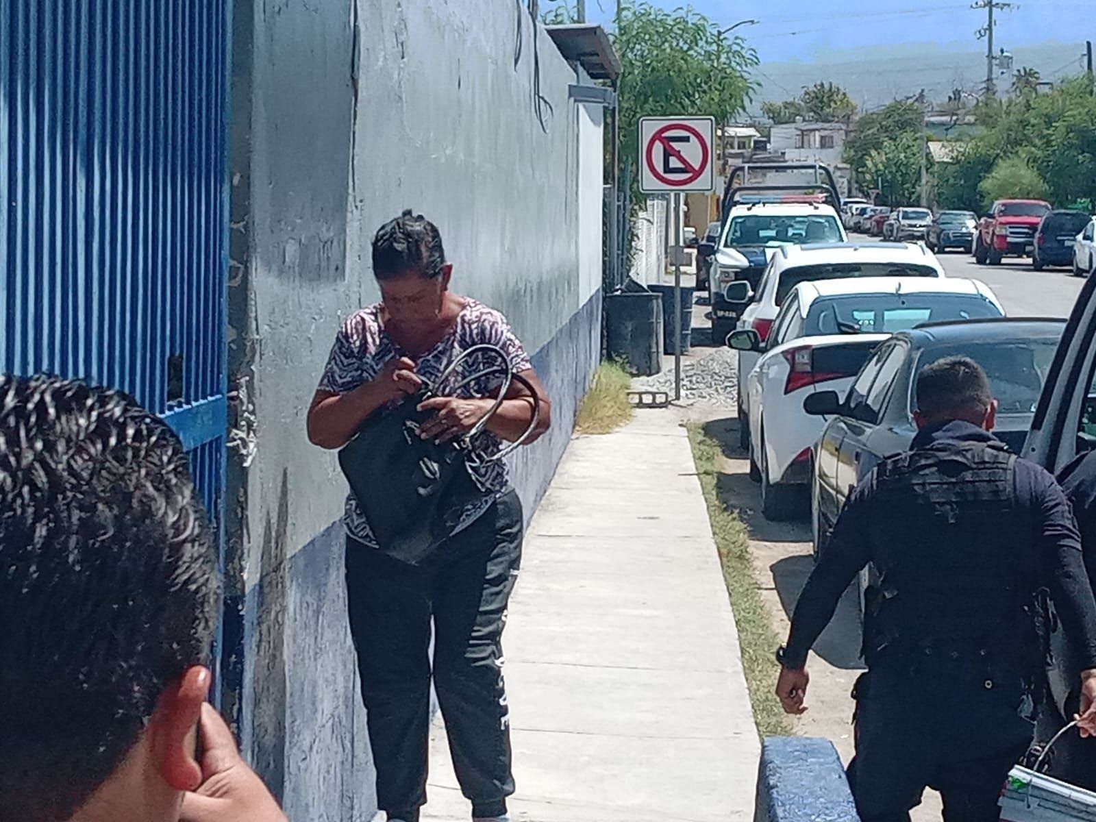Acusan a mujer lavacoches de alterar el orden público