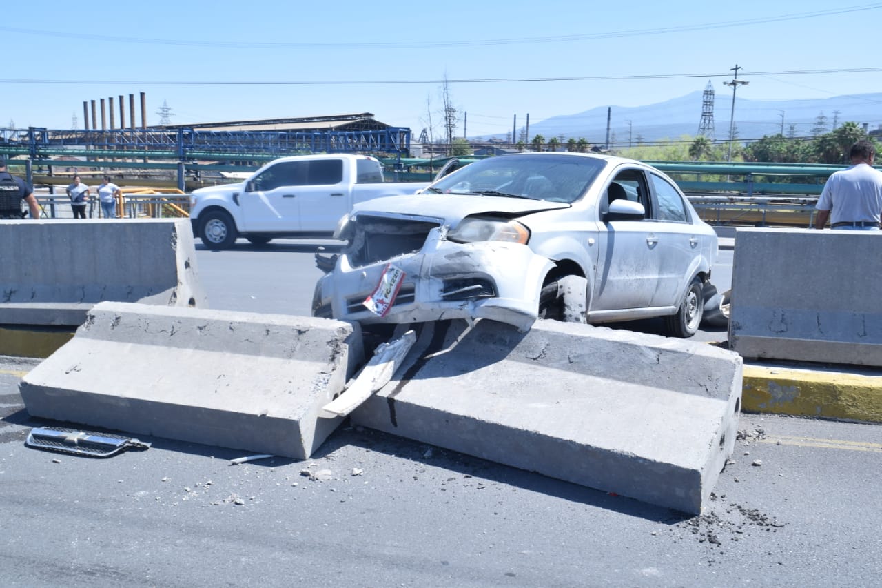 Por esquivar autos choca contra muros