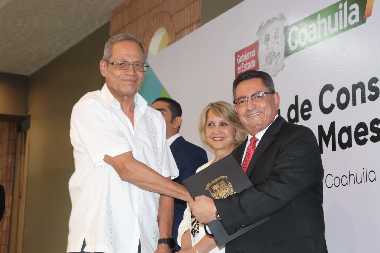 Reconocen labor de maestros de inglés