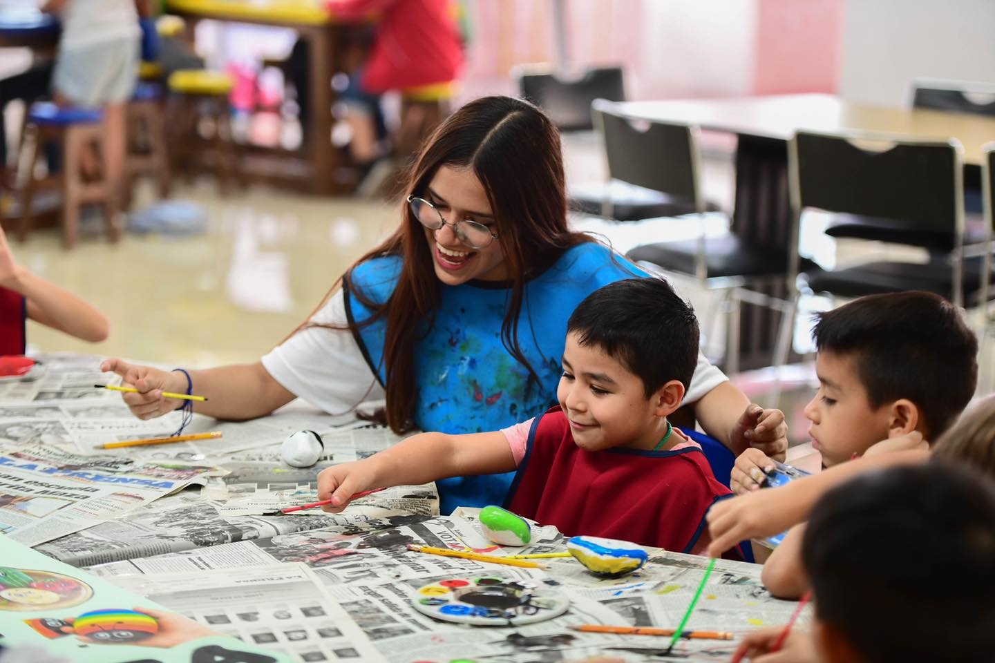 Invita Mini Pape a talleres artísticos