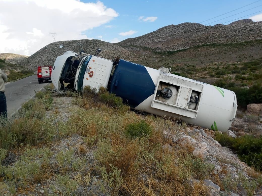 Vuelca pipa con 5 mil litros de diésel