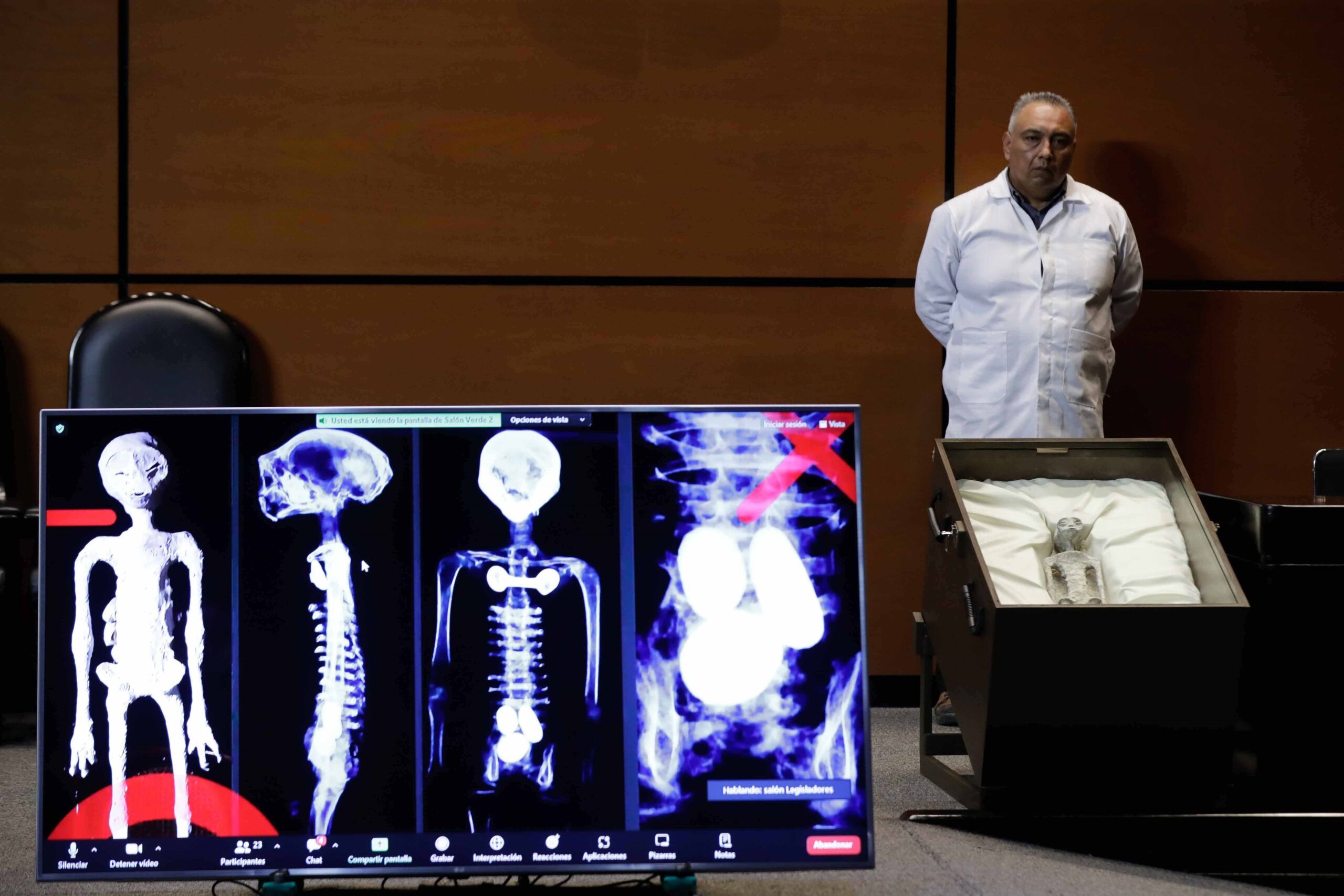 Maussan presenta «seres no humanos» en la Cámara de Diputados