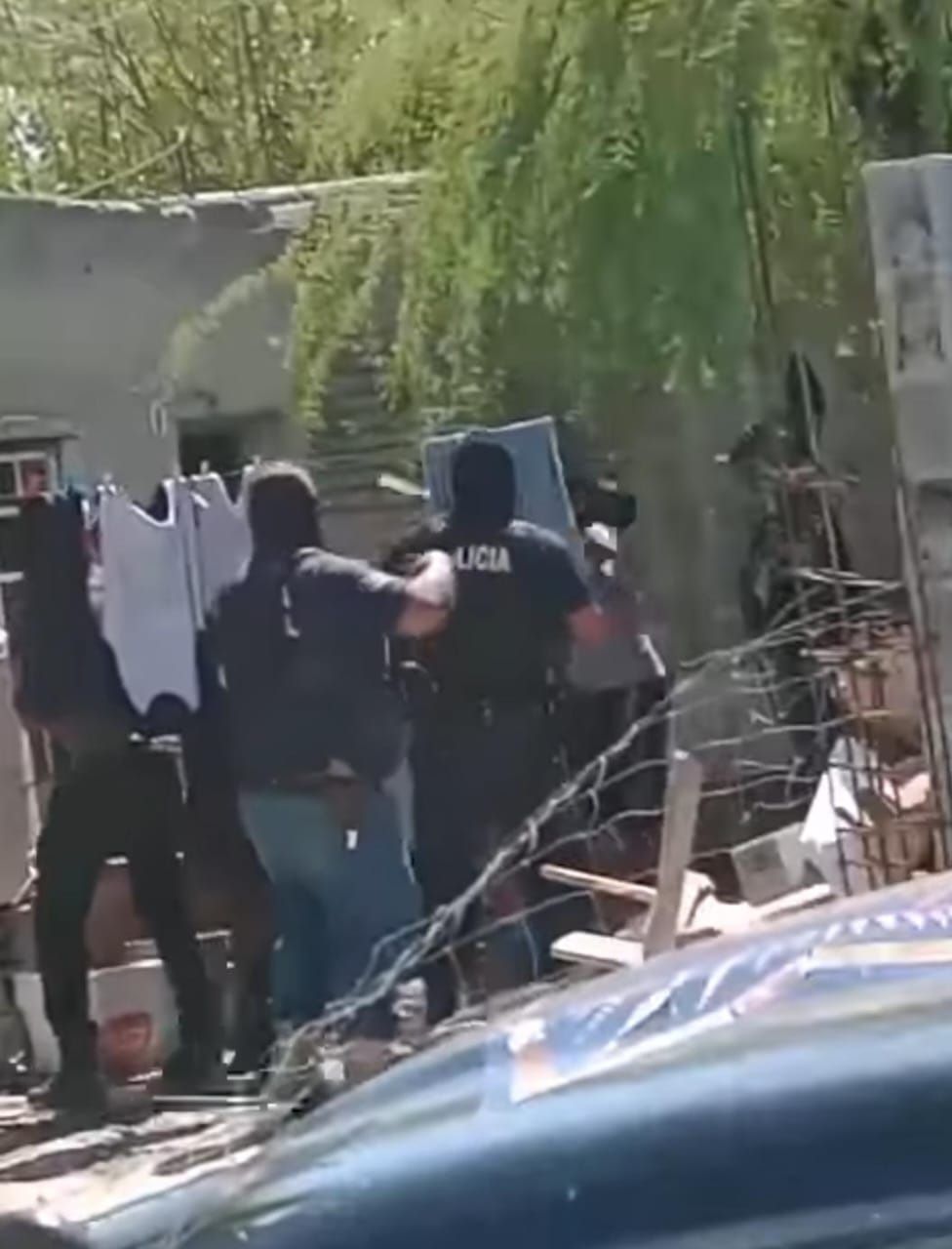 Golpean policías de Mayito a una familia