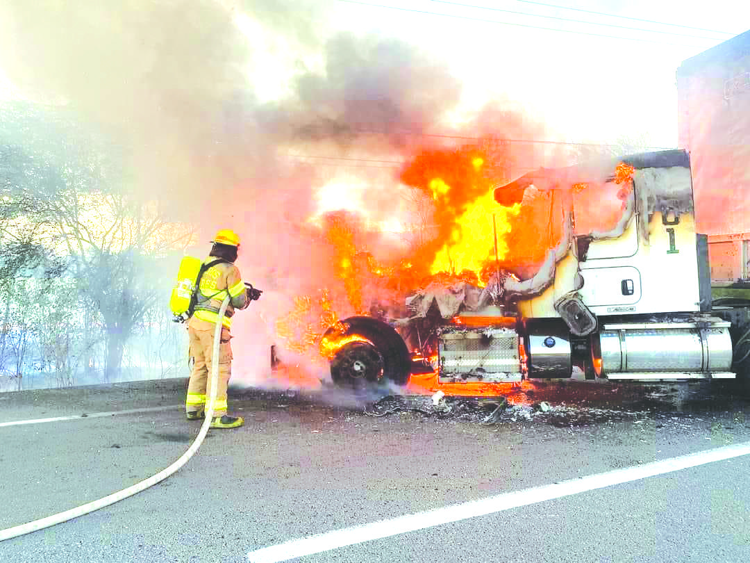 Reportan narcobloqueos y vehículos incendiados en NL