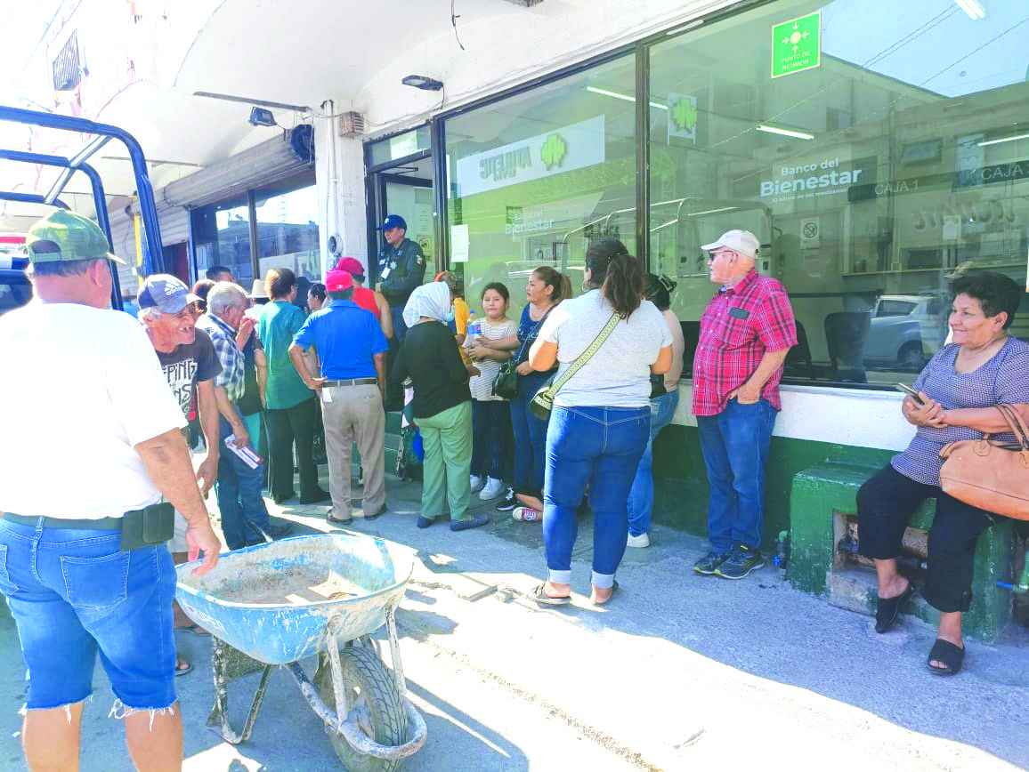 Beneficiarios de apoyos del Bienestar se quedan sin recibir su dinero – FILAS EN VANO, NO LES PAGAN PENSIÓN 65 Y +