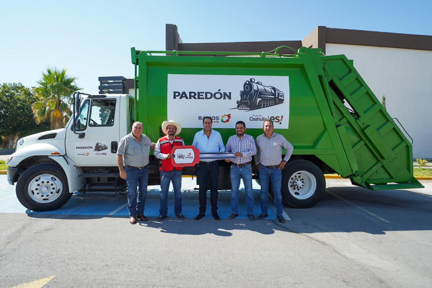 Entrega Chema camión recolector al Ejido Paredón
