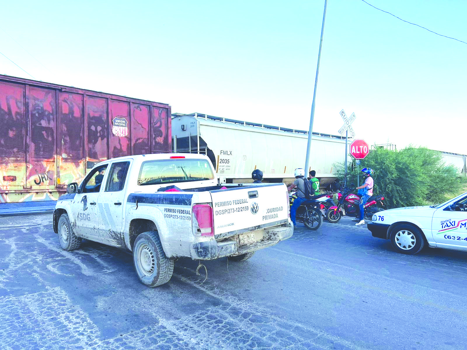 BLOQUEAN CON TREN TRÁFICO DEL SALINAS
