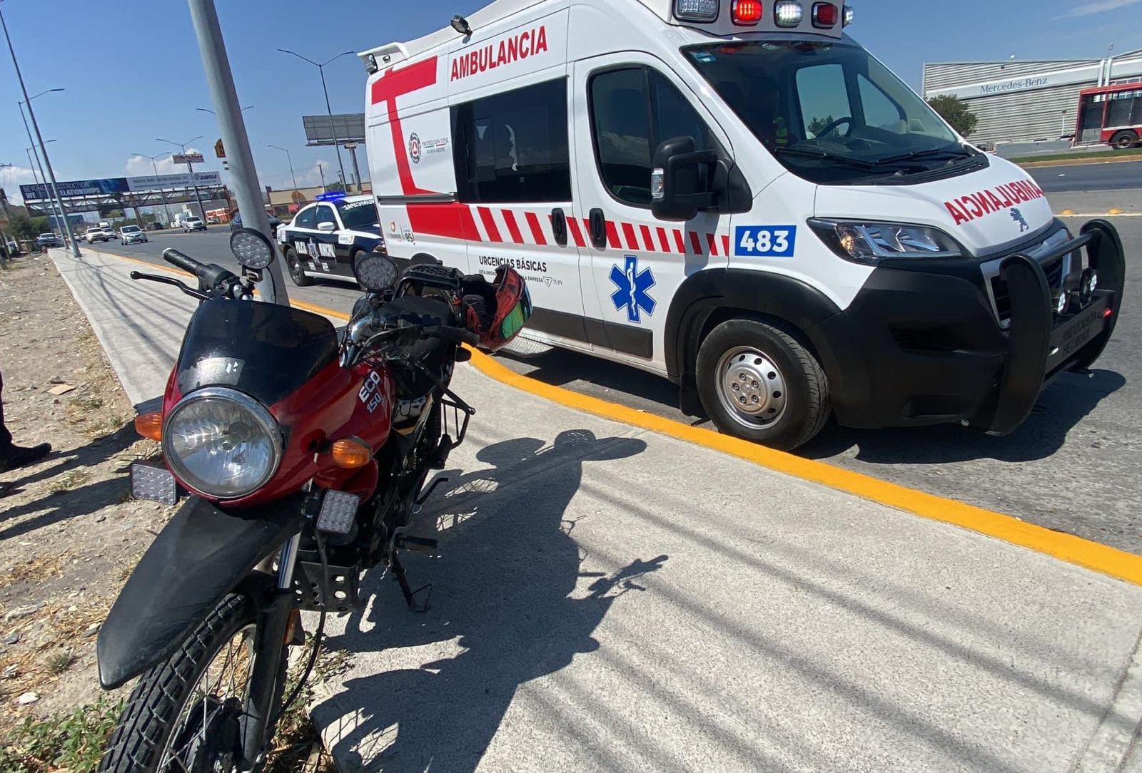 Caen de moto pareja rodada