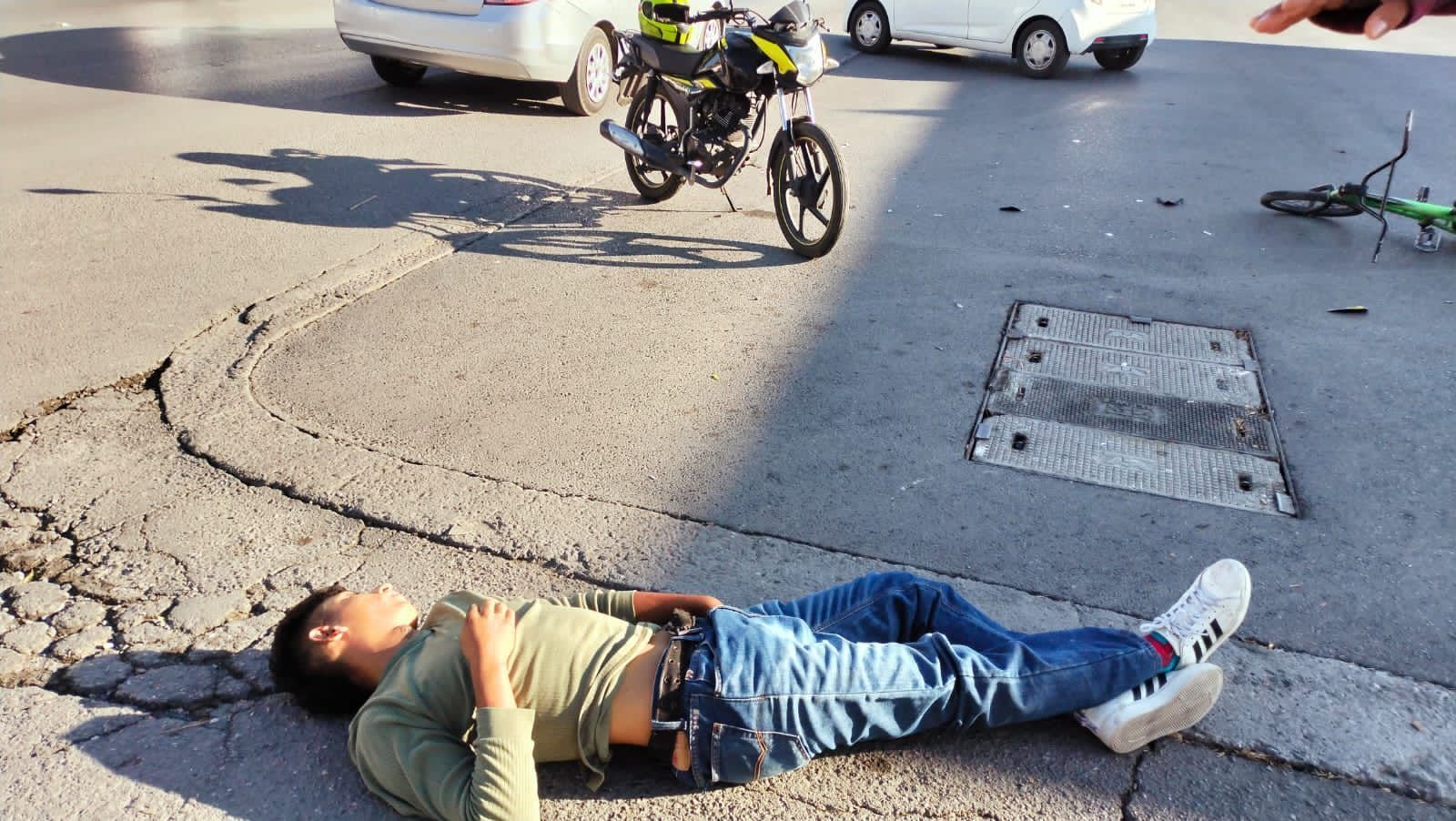 Desigual choque entre moto y joven ciclista
