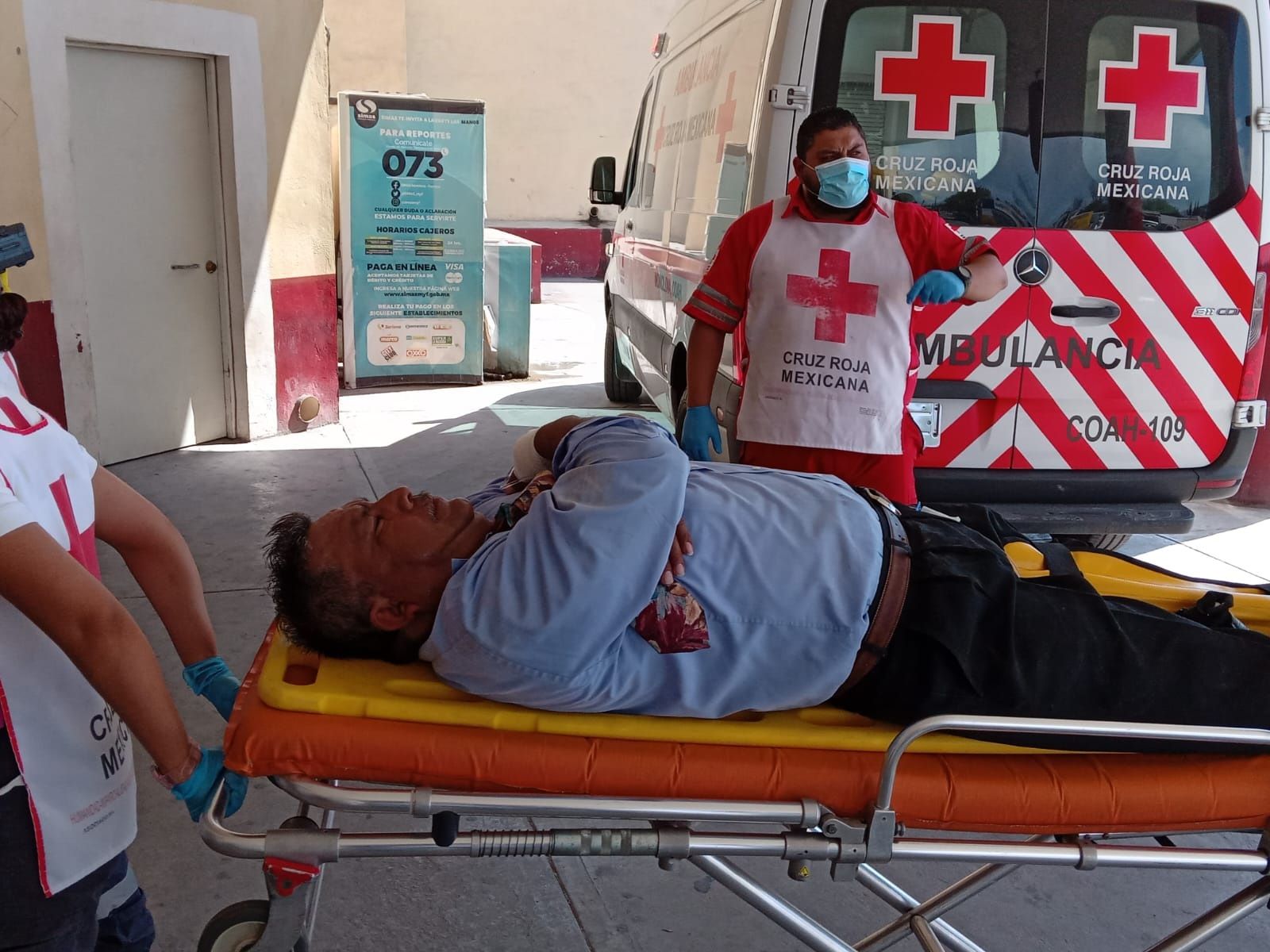 No frena ciclista y choca contra carro