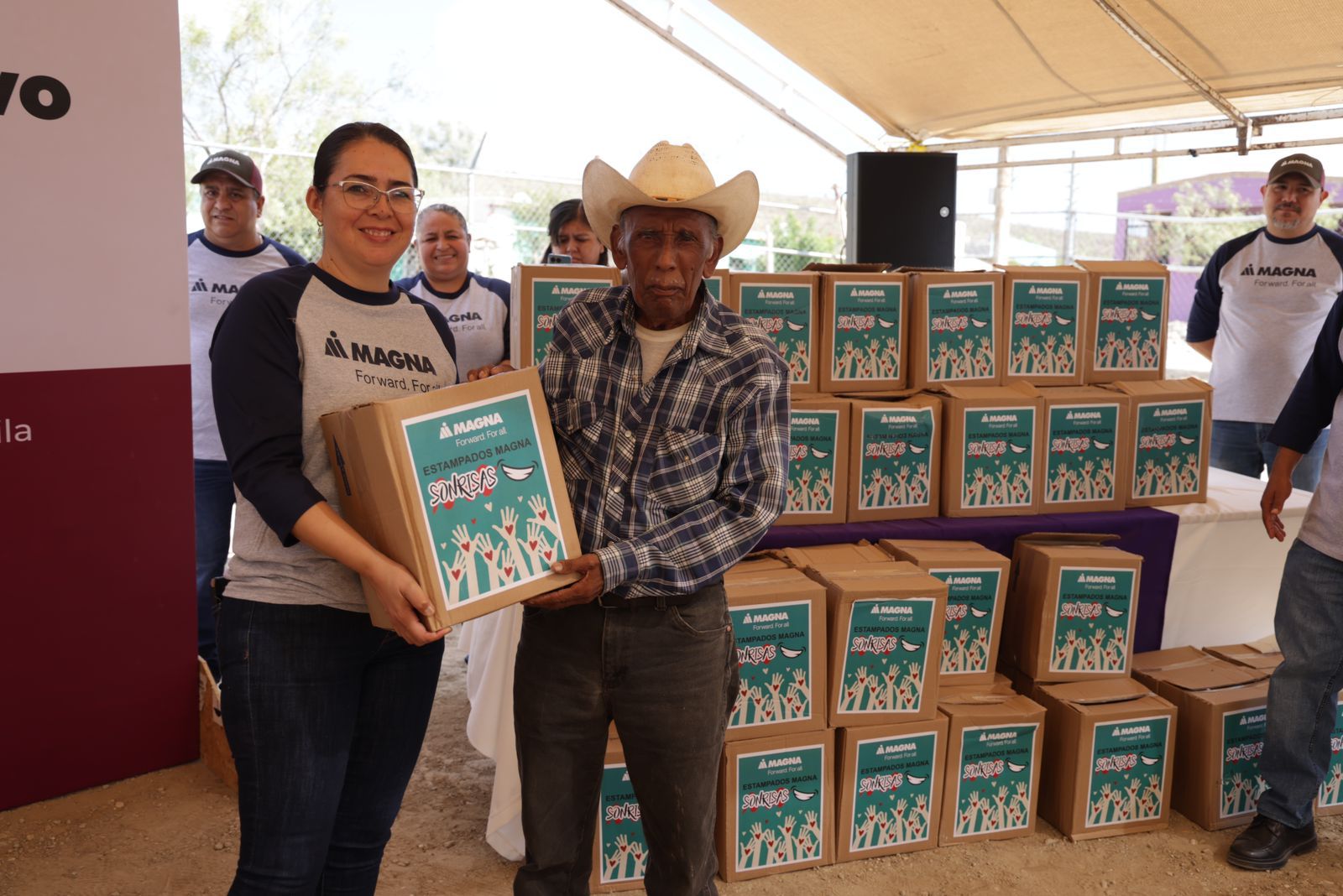 Suman esfuerzos y ayudan a familias de la comunidad Acatita