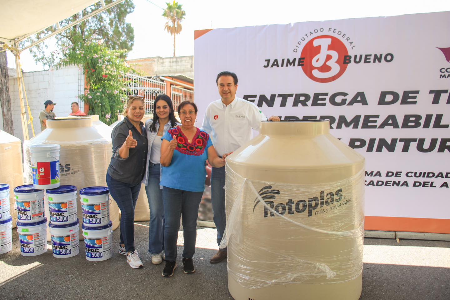 Reciben 36 familias tinacos a bajo costo