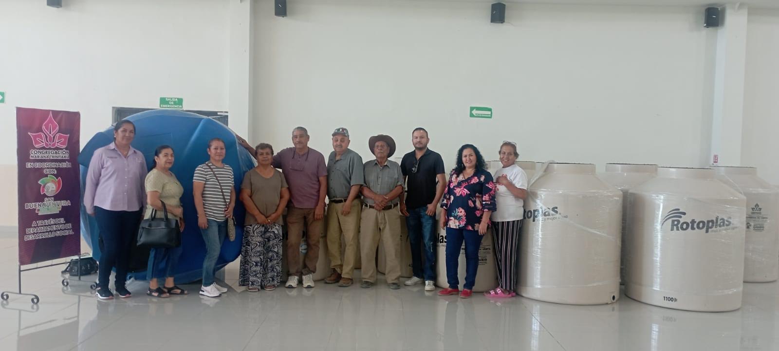 Entrega tinacos Desarrollo Social