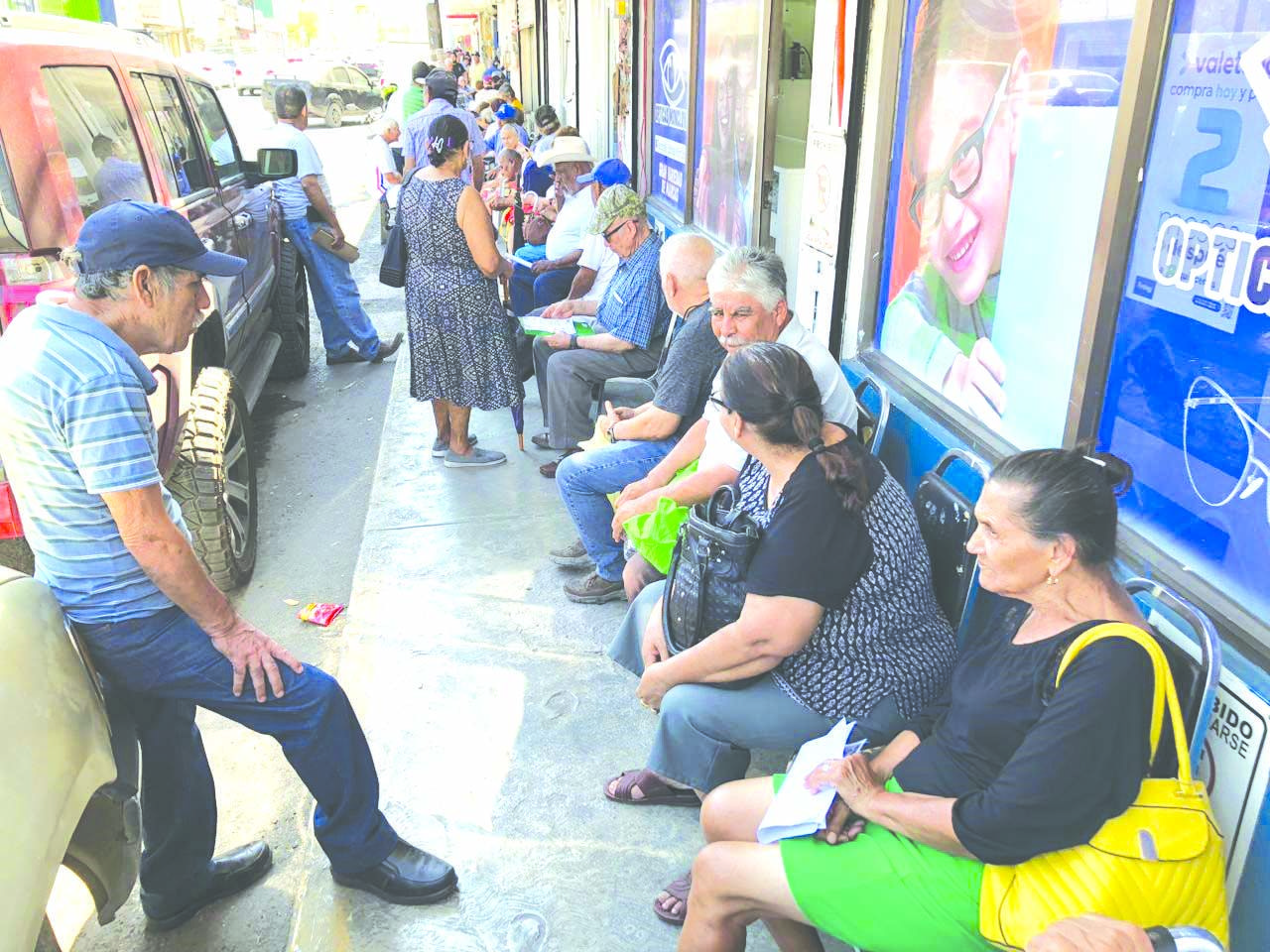 Dejan debajo del Sol a pensionados Bienestar