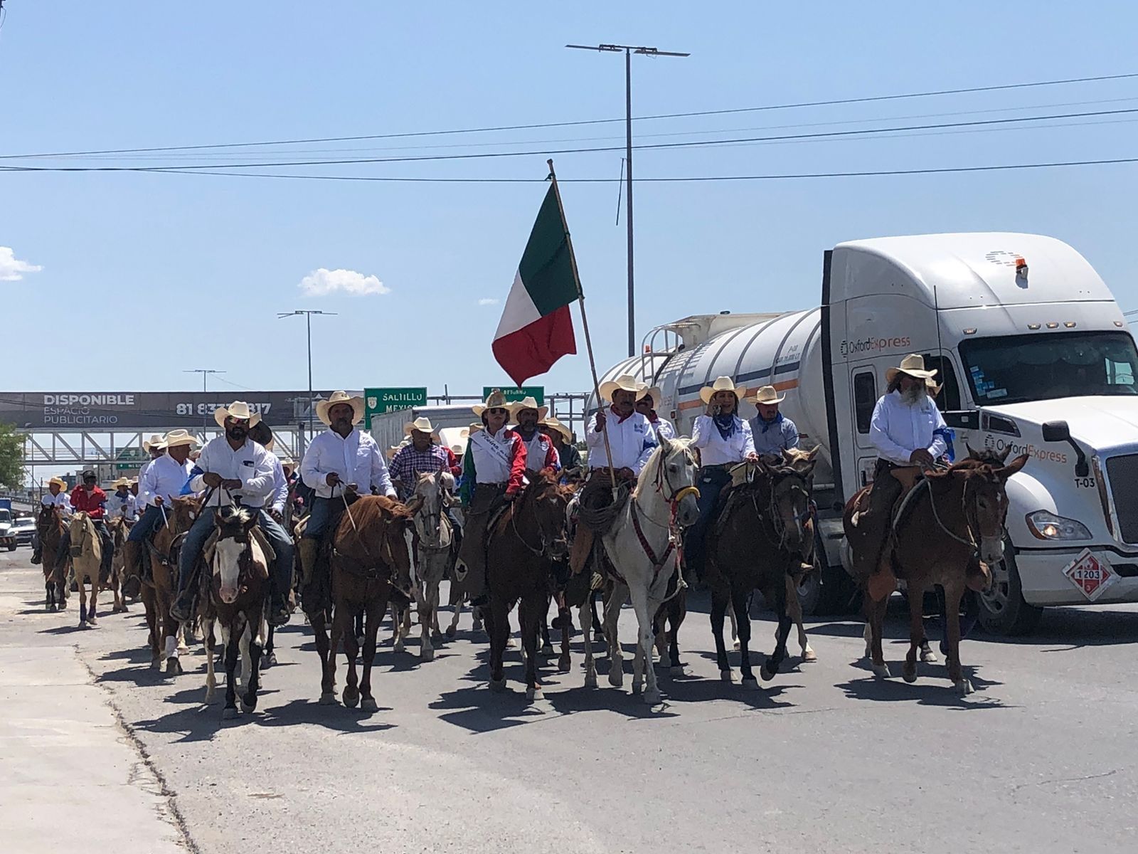 Invaden Monclova cientos de jinetes