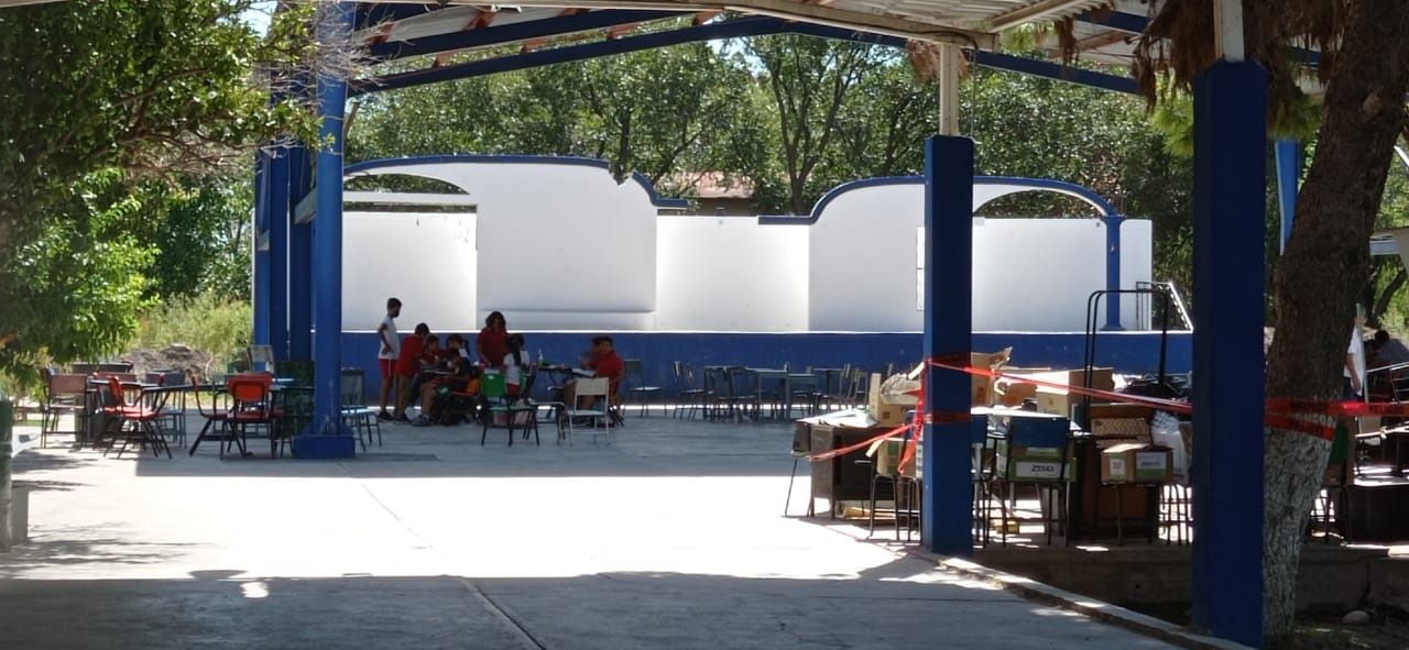 Estudiantes toman clases al aire libre