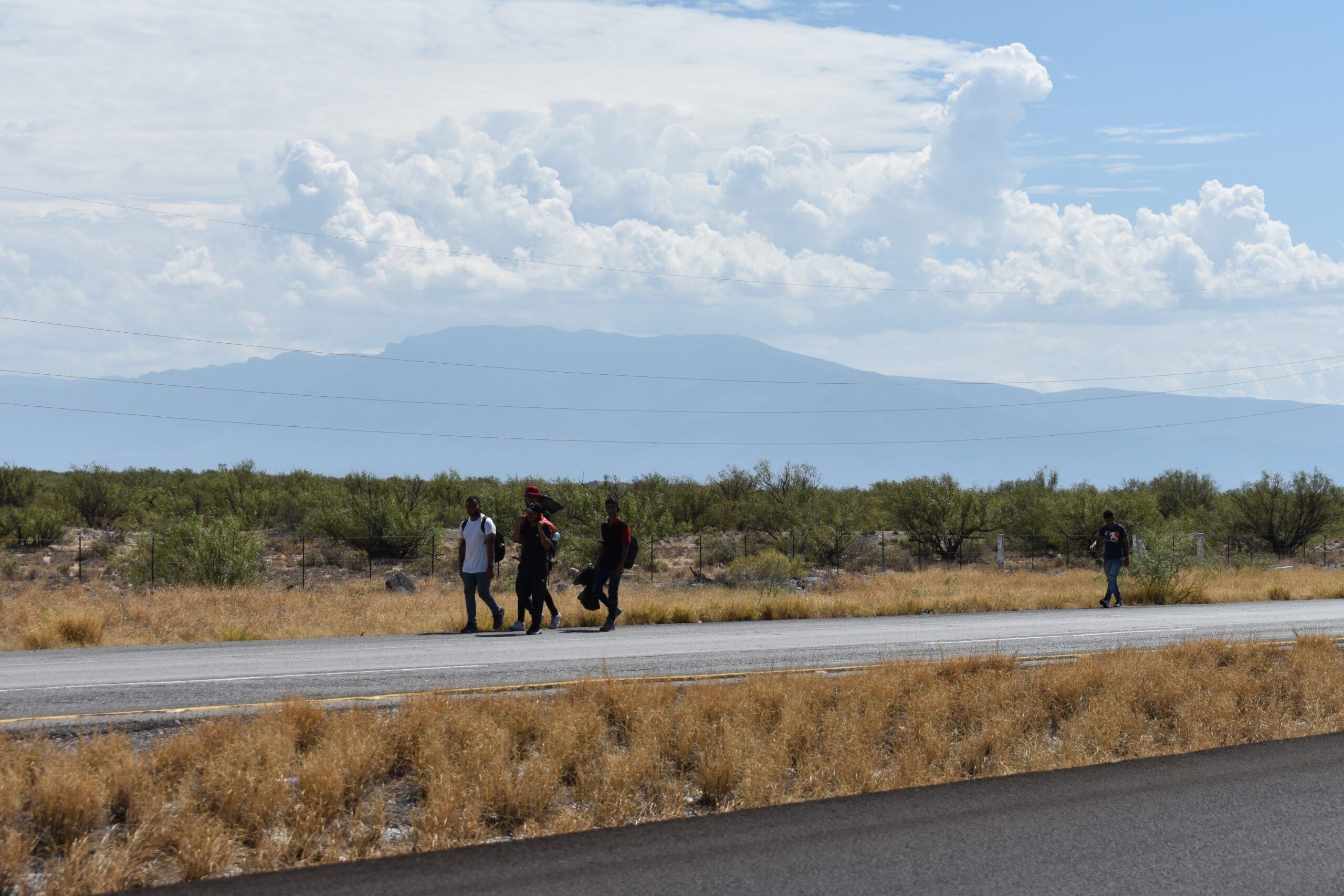 Migrantes recorren a pie Carretera 57