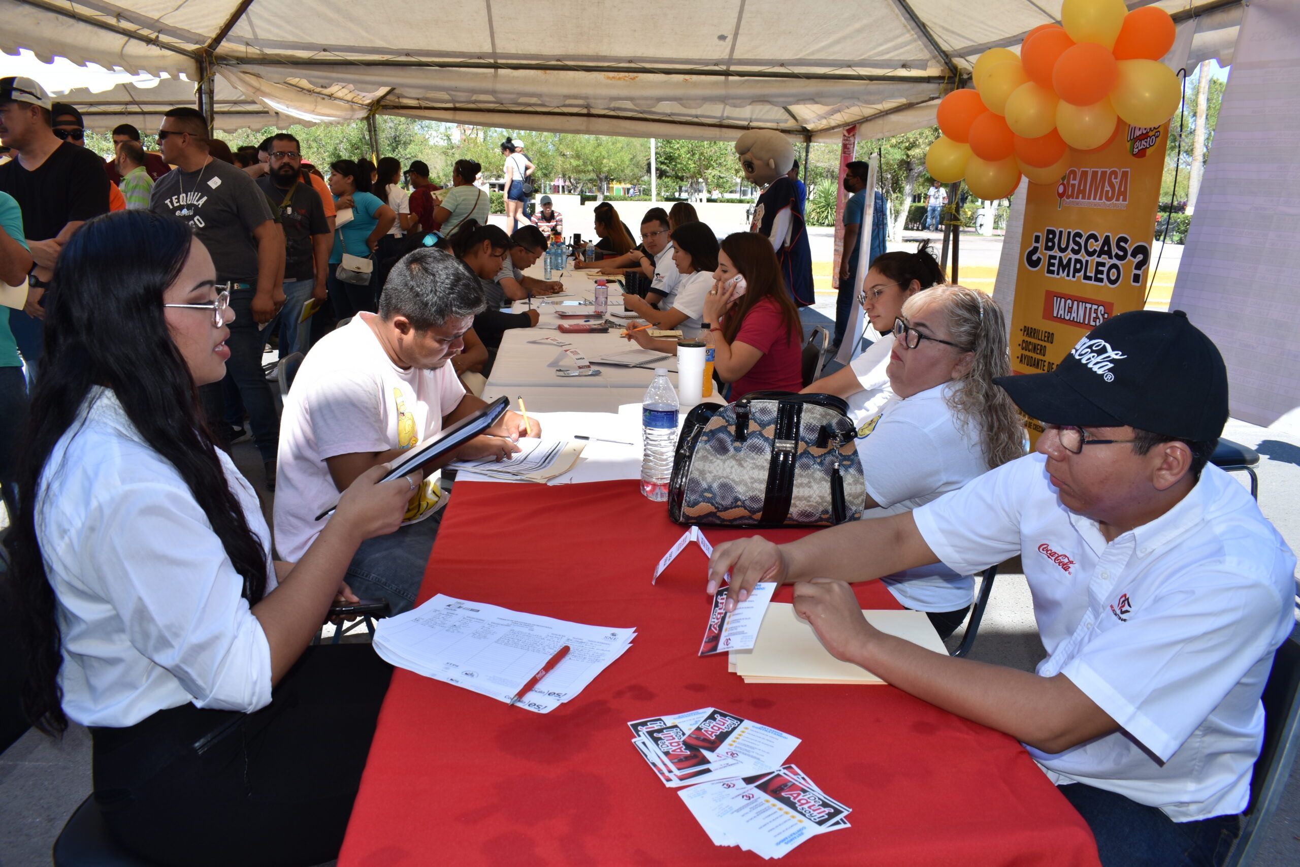 Miles buscan chamba en la Feria del Empleo