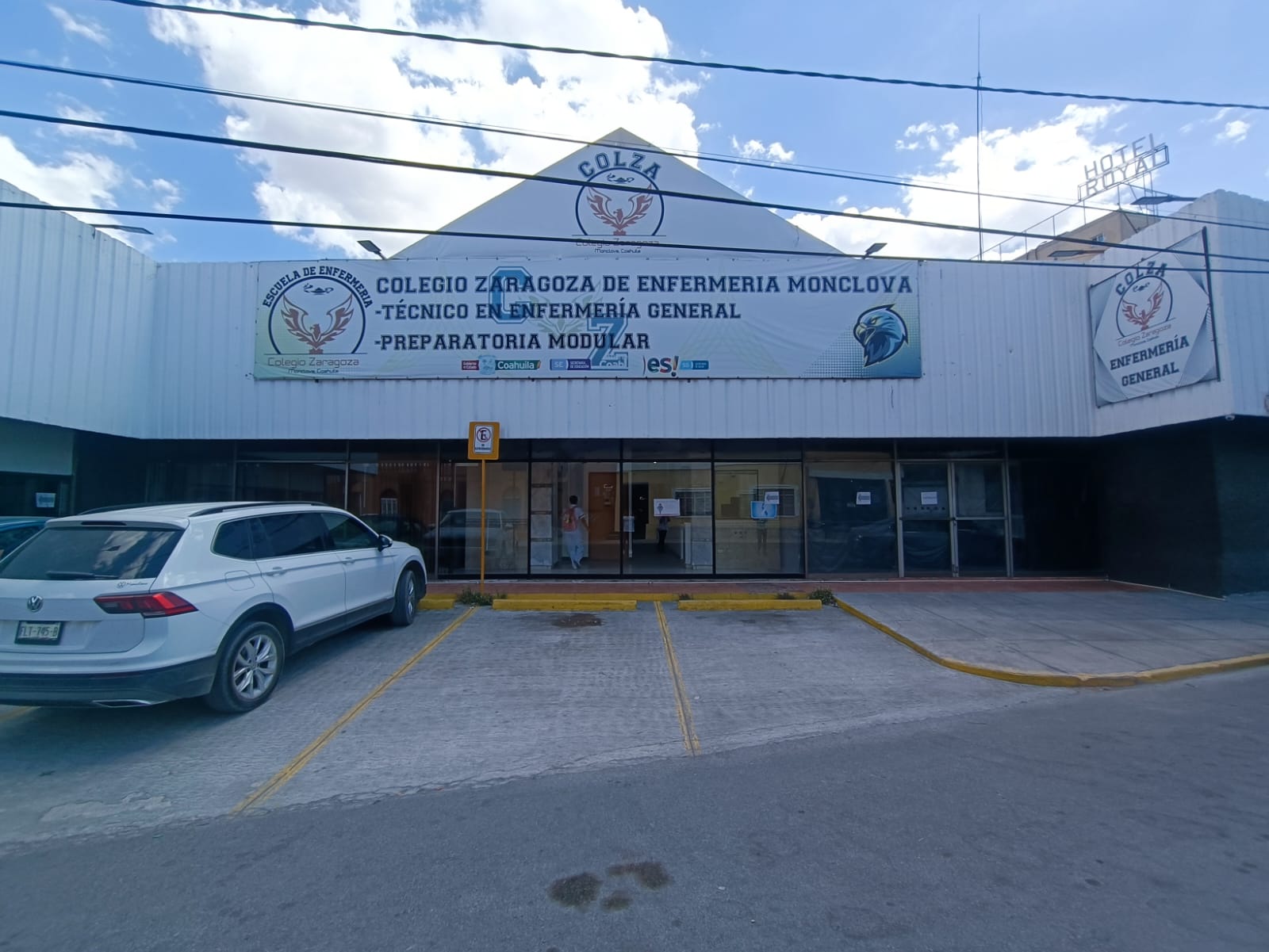 Sacan a alumnos de aulas por no comprar uniformes