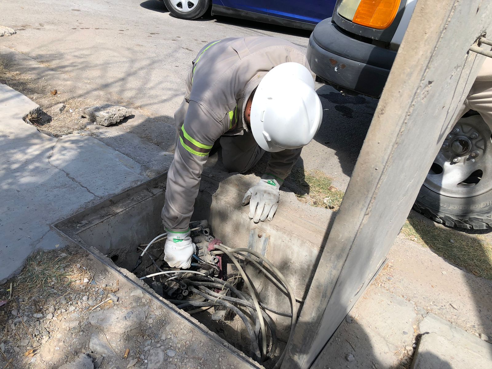 TUMBA CFE A COLGADOS EN COLINAS DE SANTIAGO