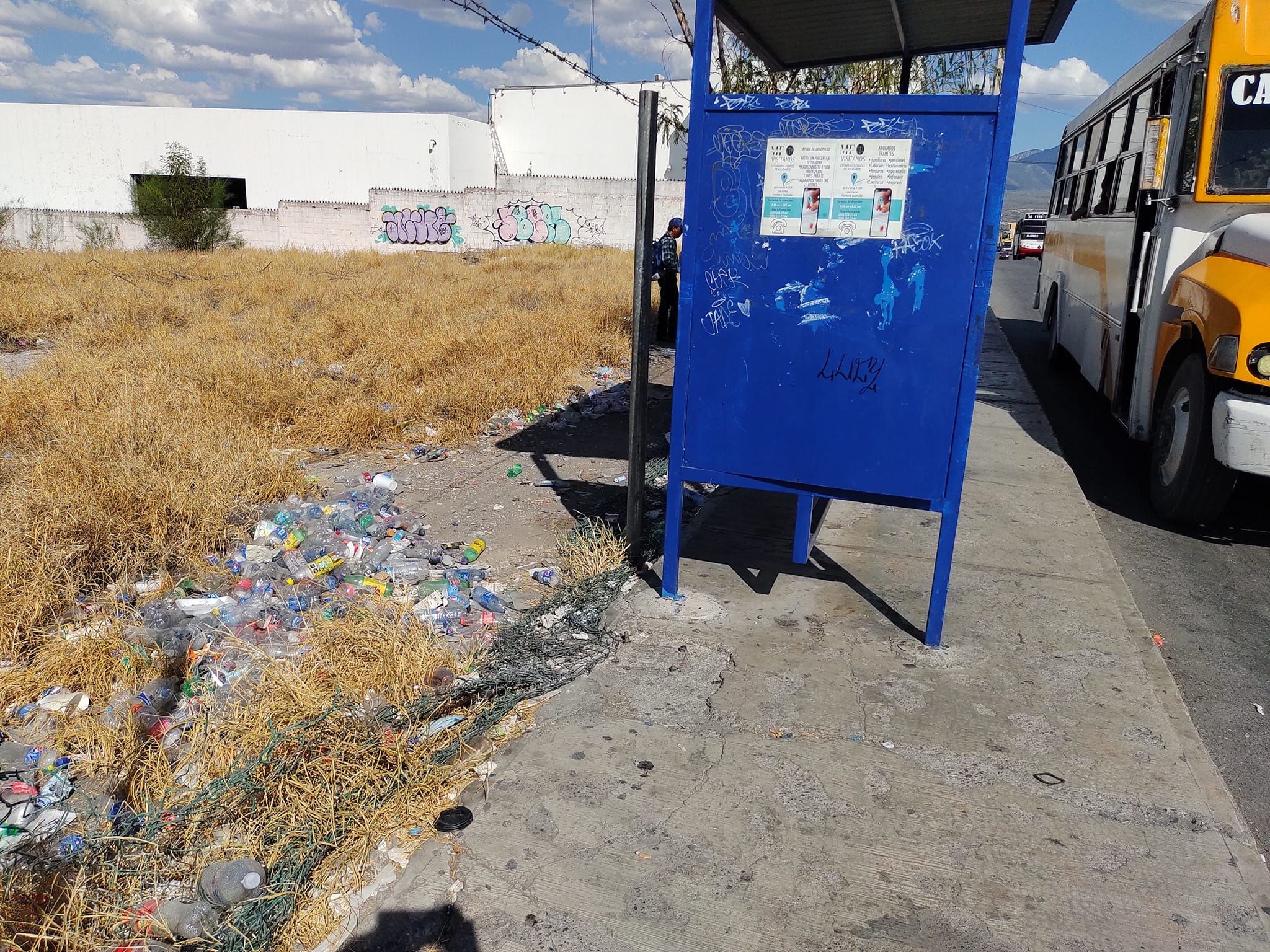 Piden poner contenedores en las paradas de autobús