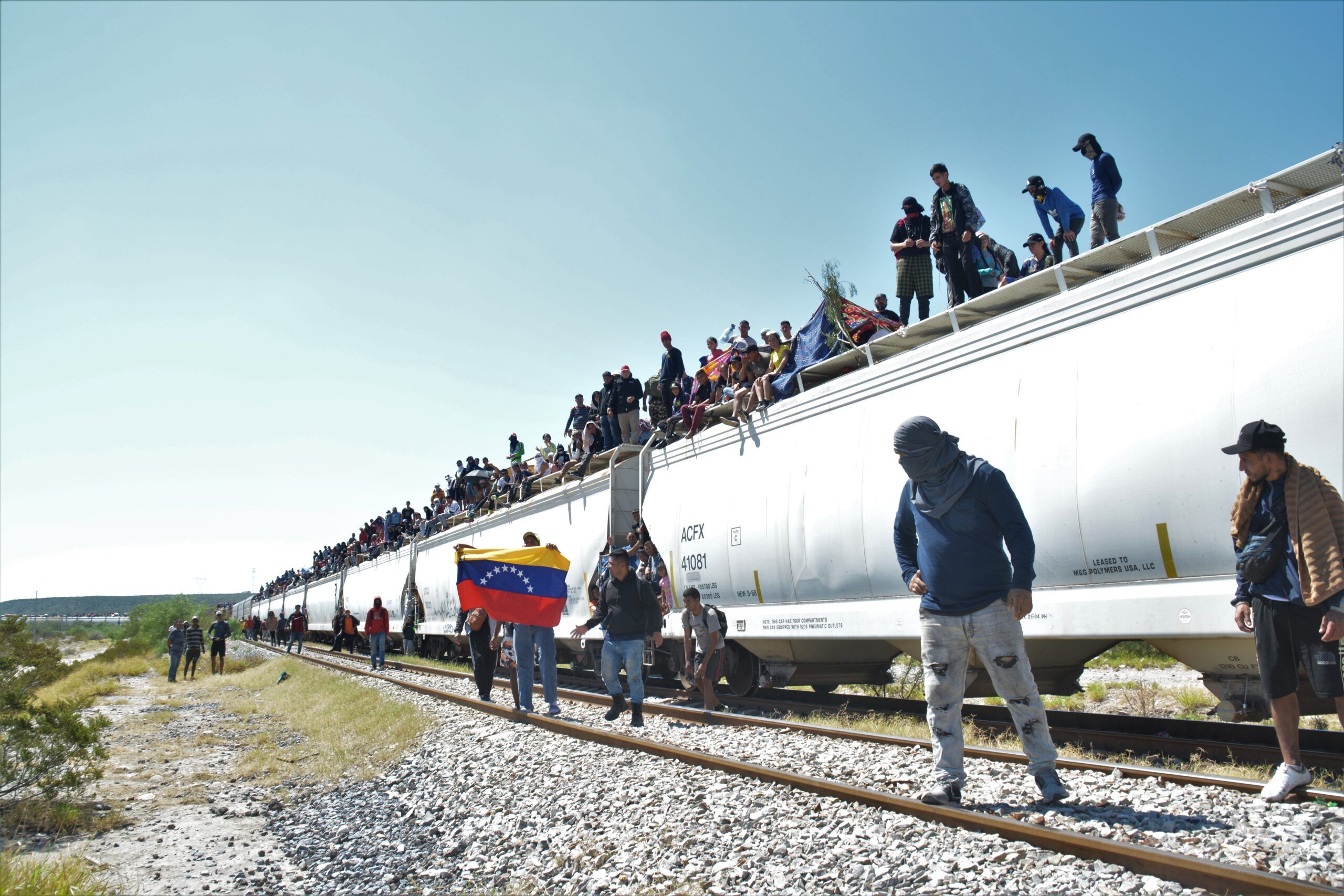 Viven migrantes viacrucis en su viaje