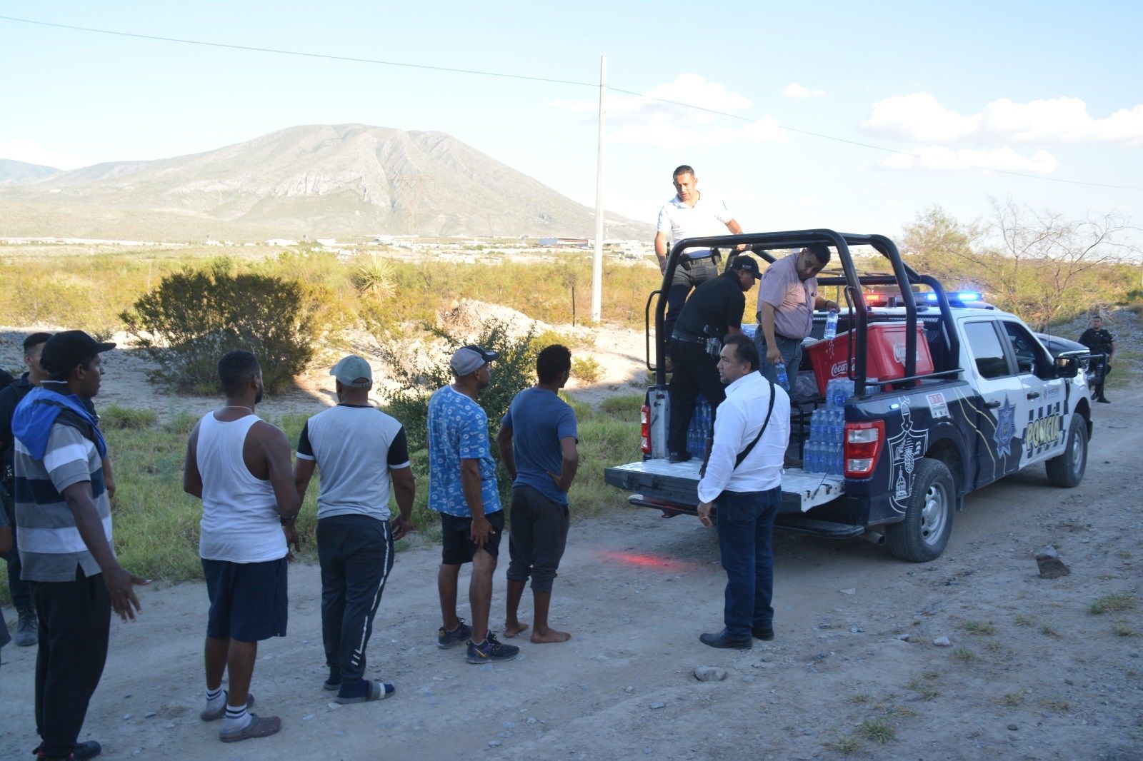 Policías les llevan agua y alimentos
