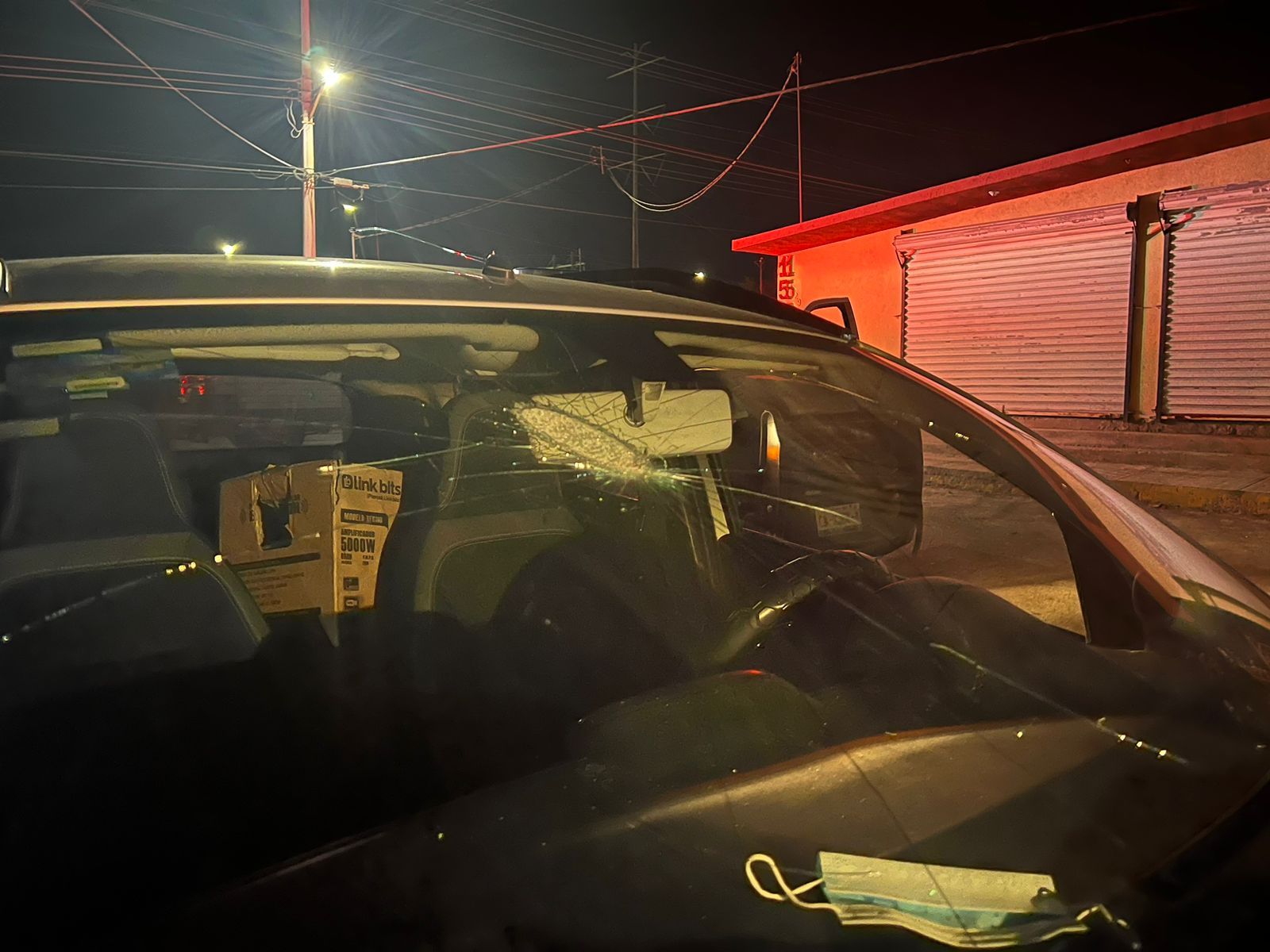 Enloquece y rompe vidrios de automóvil